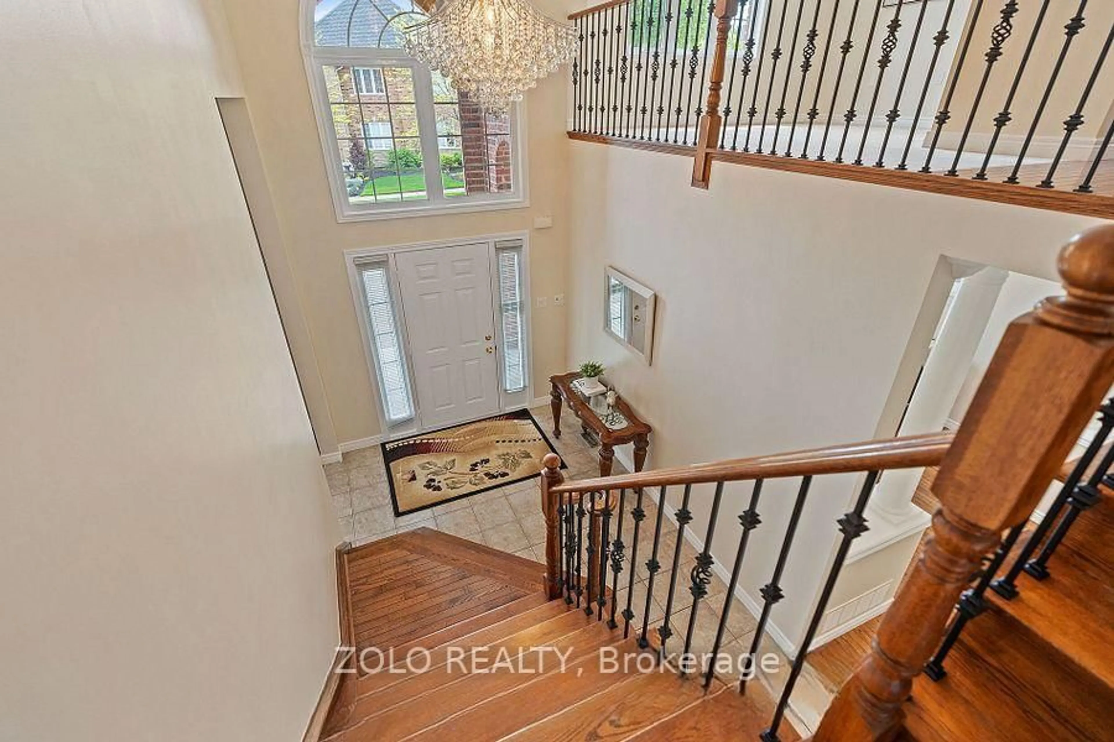 Indoor entryway for 42 Vinifera Dr, Grimsby Ontario L3M 5S1