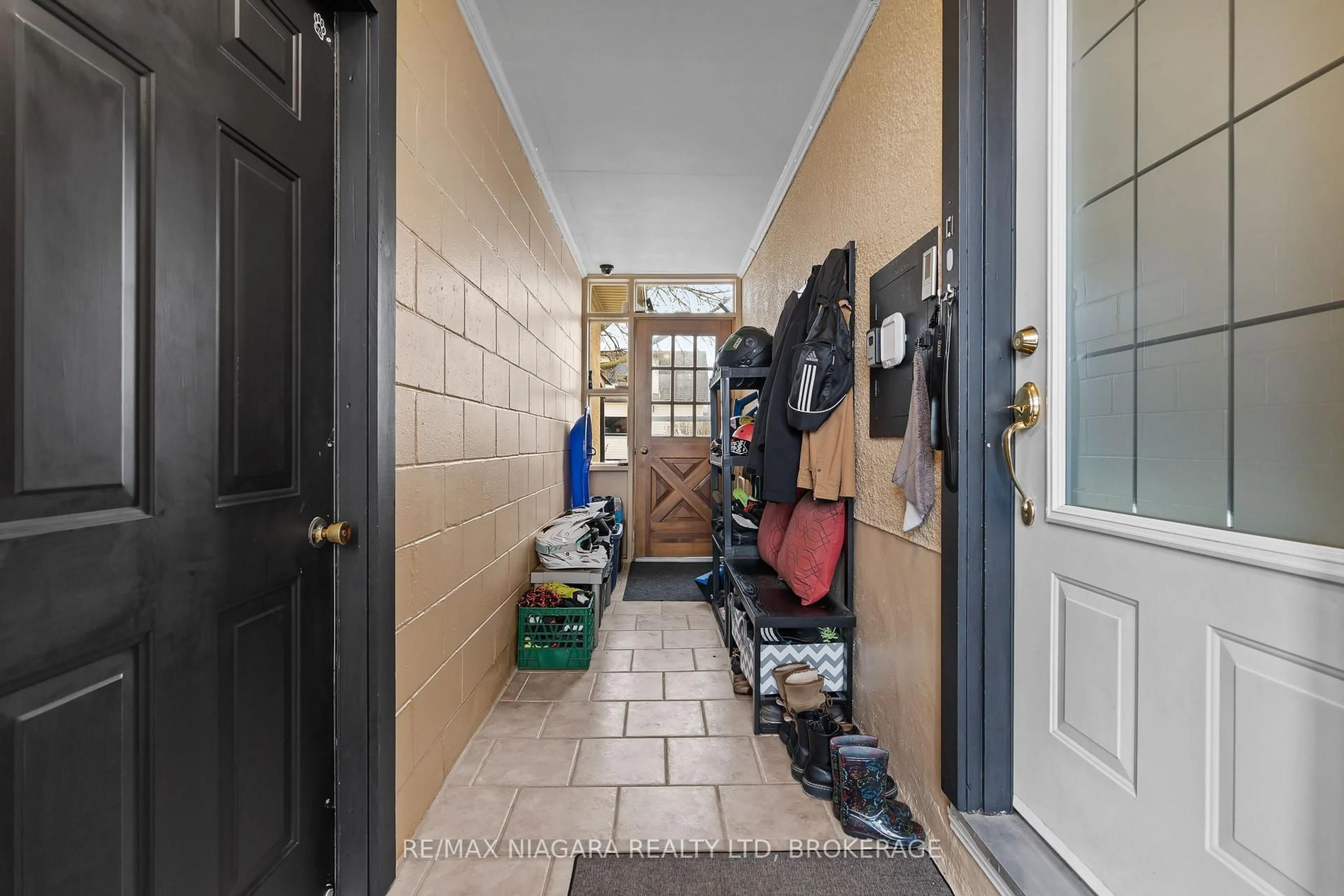 Indoor entryway for 506 Main St, Port Colborne Ontario L3K 3W6