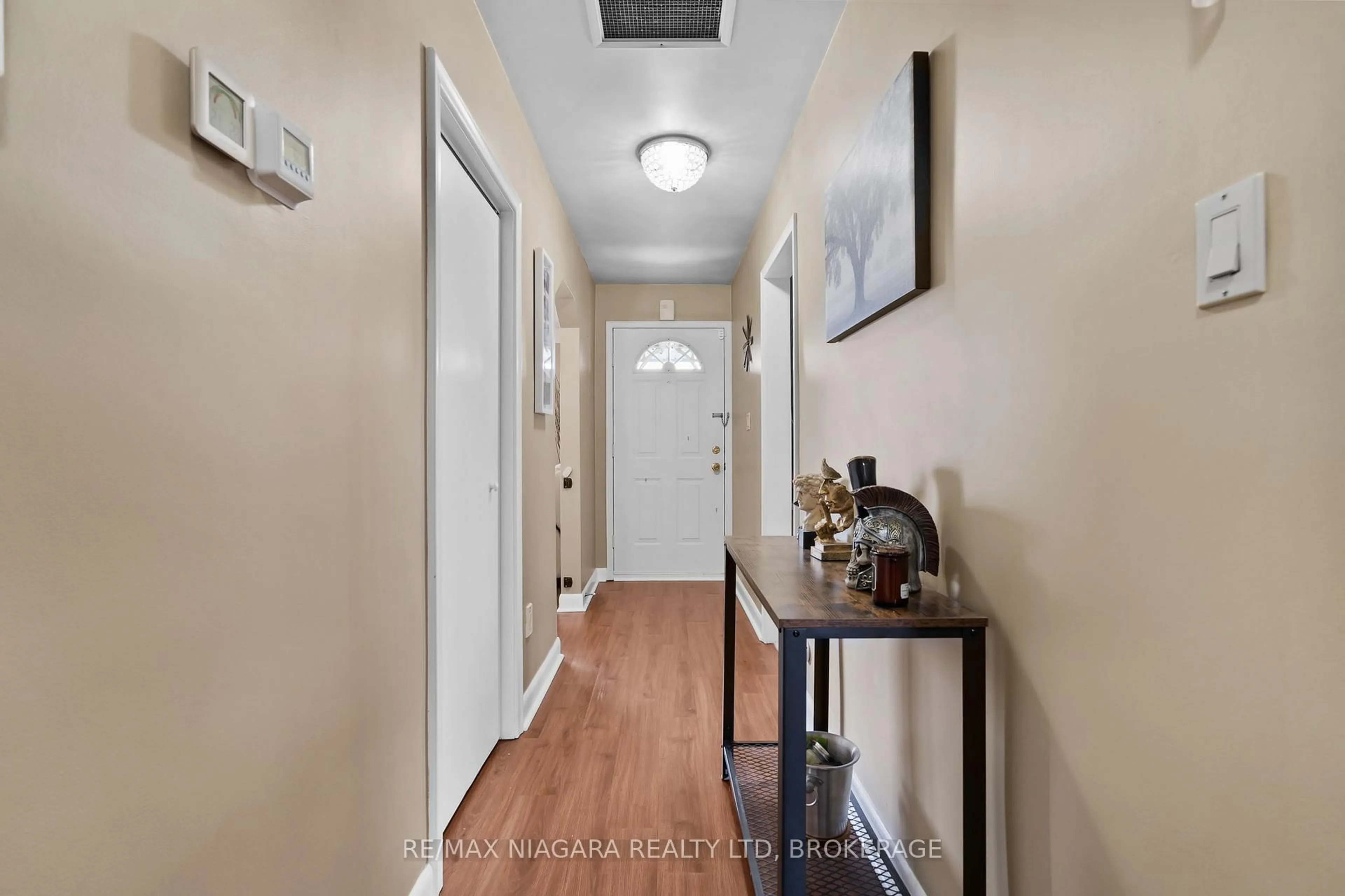 Indoor entryway for 506 Main St, Port Colborne Ontario L3K 3W6