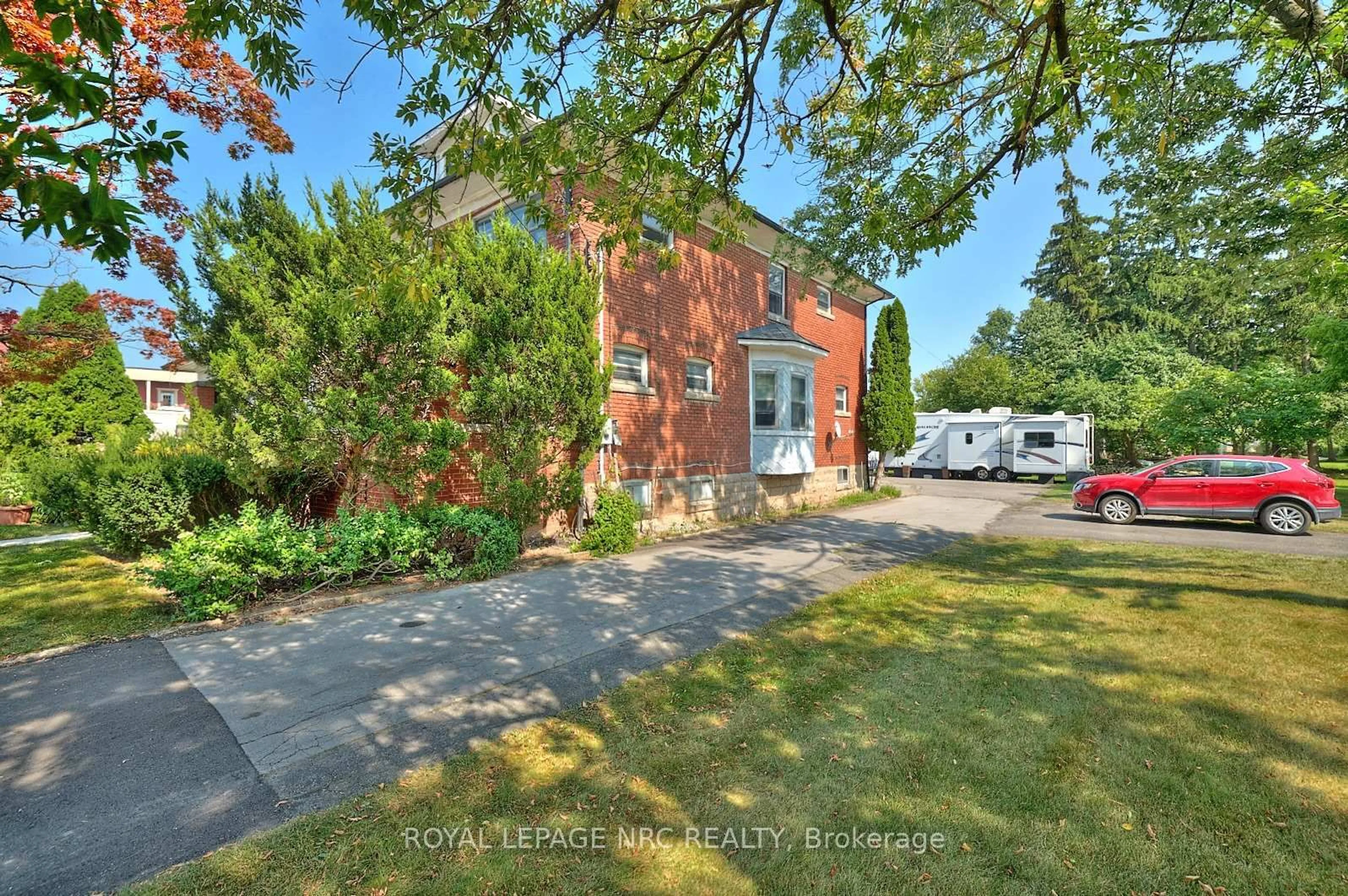A pic from outside/outdoor area/front of a property/back of a property/a pic from drone, street for 3758 Main St, Niagara Falls Ontario L2G 6B2