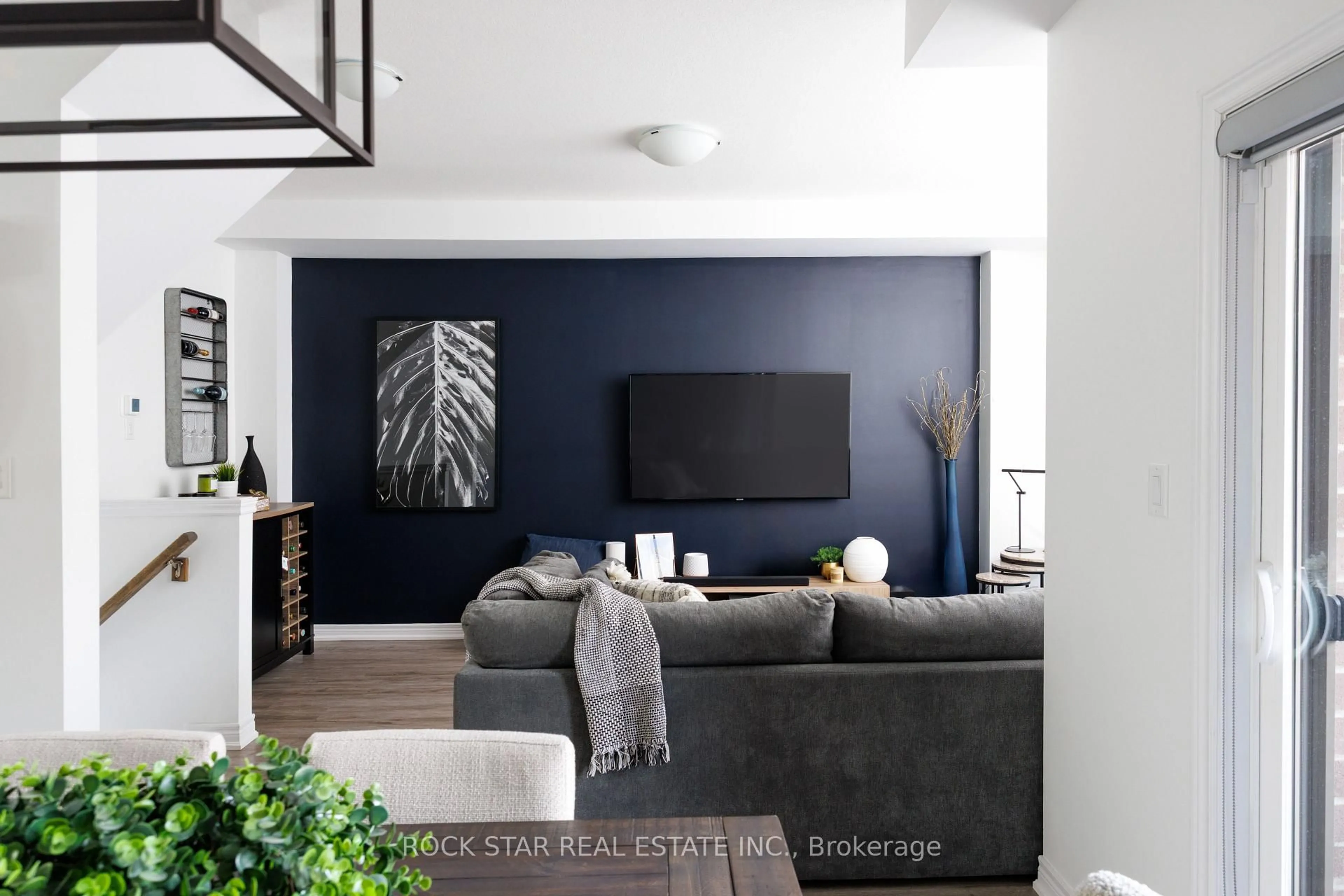 Living room with furniture, unknown for 575 Woodward Ave #39, Hamilton Ontario L8H 0B3