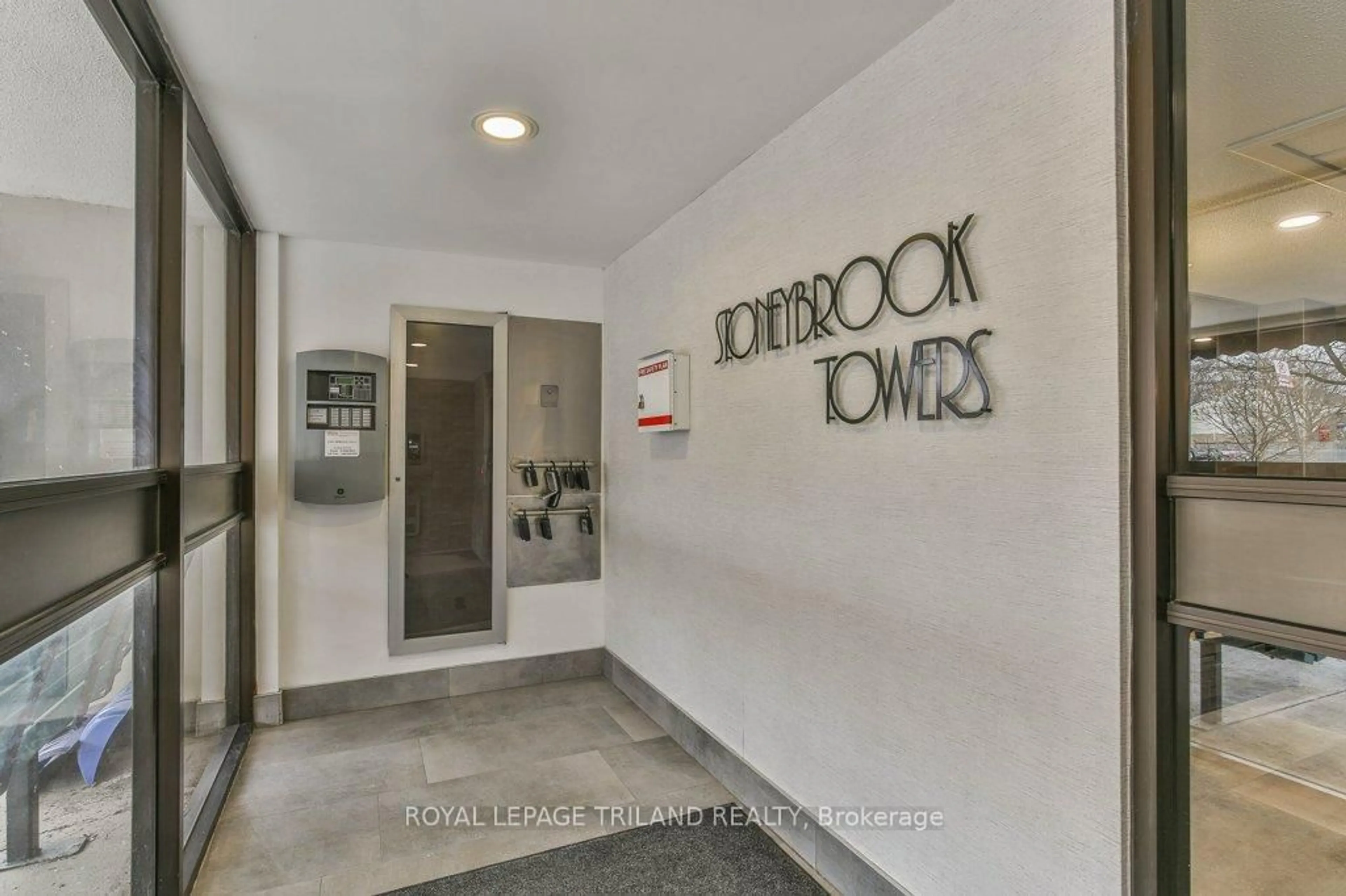 Indoor foyer for 1600 ADELAIDE St #1001, London North Ontario N5X 3H6