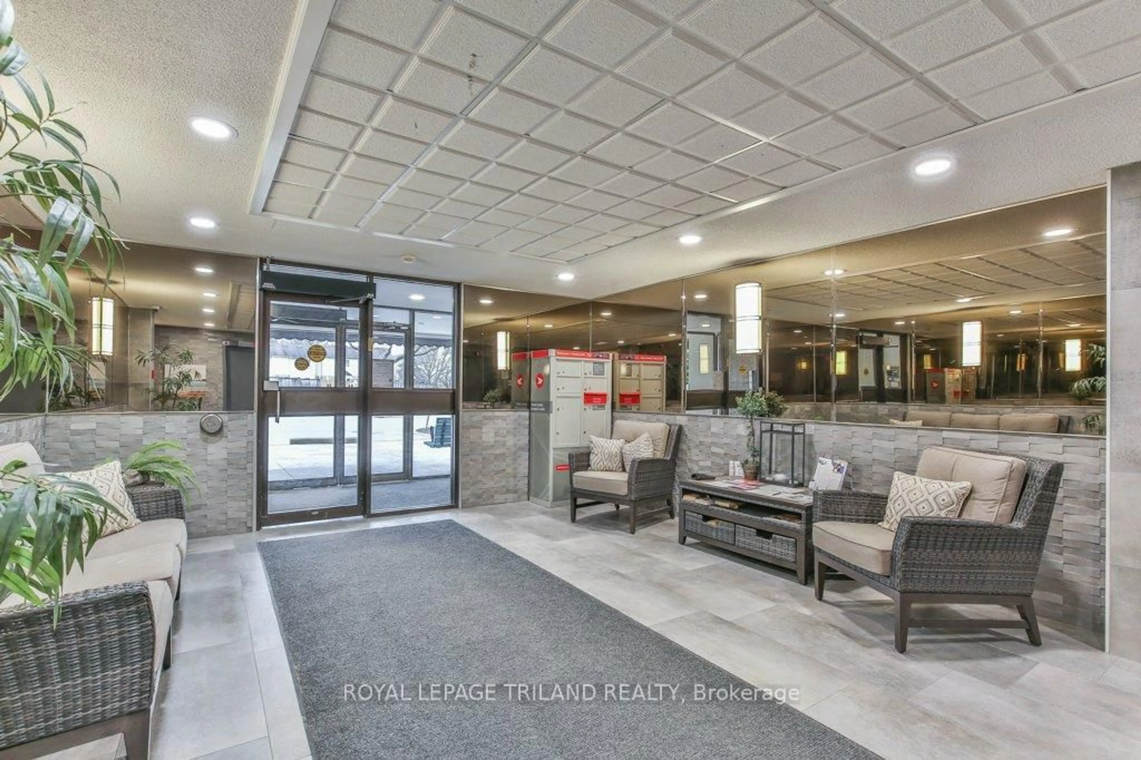 Lobby for 1600 ADELAIDE St #1001, London North Ontario N5X 3H6