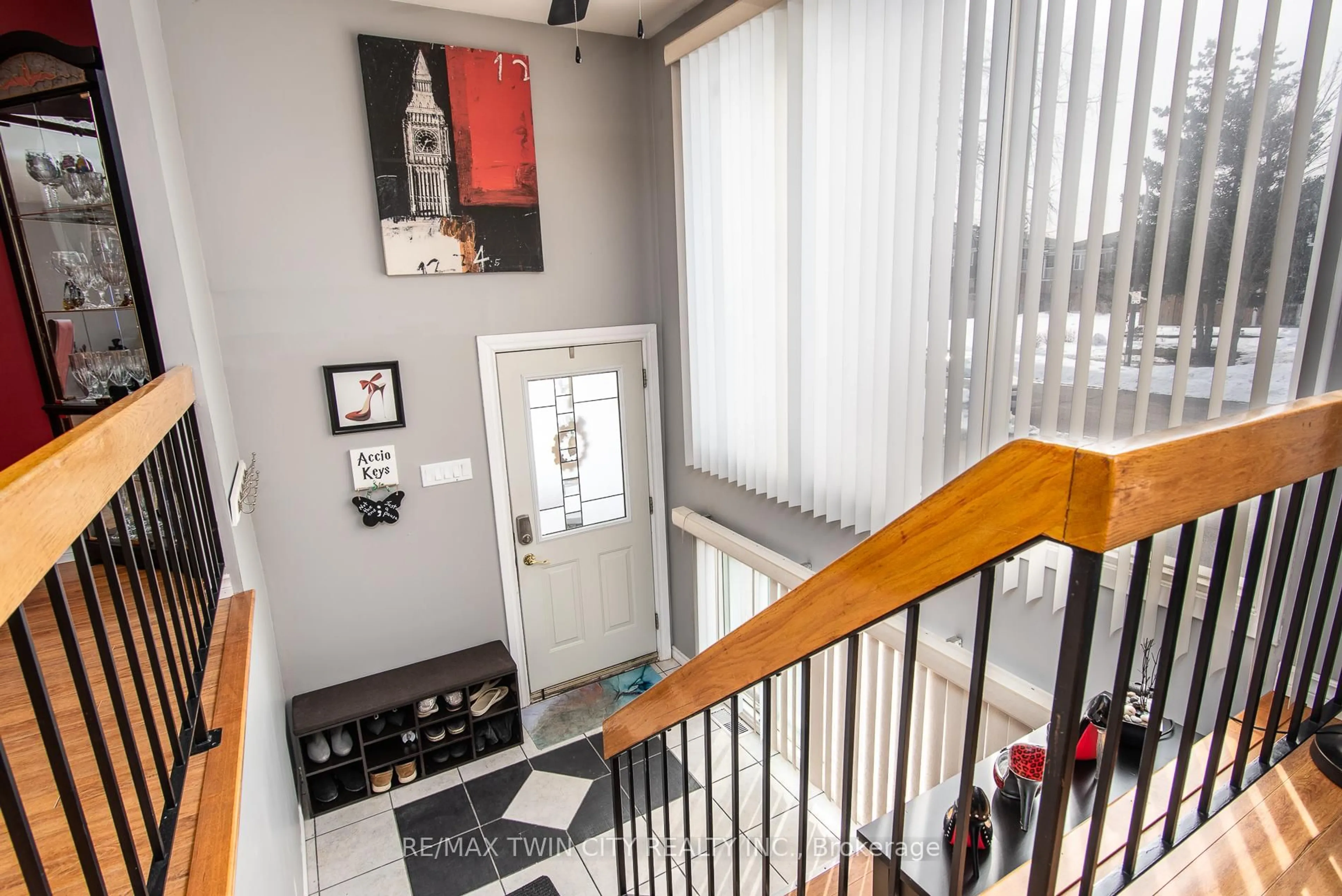 Indoor foyer for 72 Manor Dr, Kitchener Ontario N2A 2V1