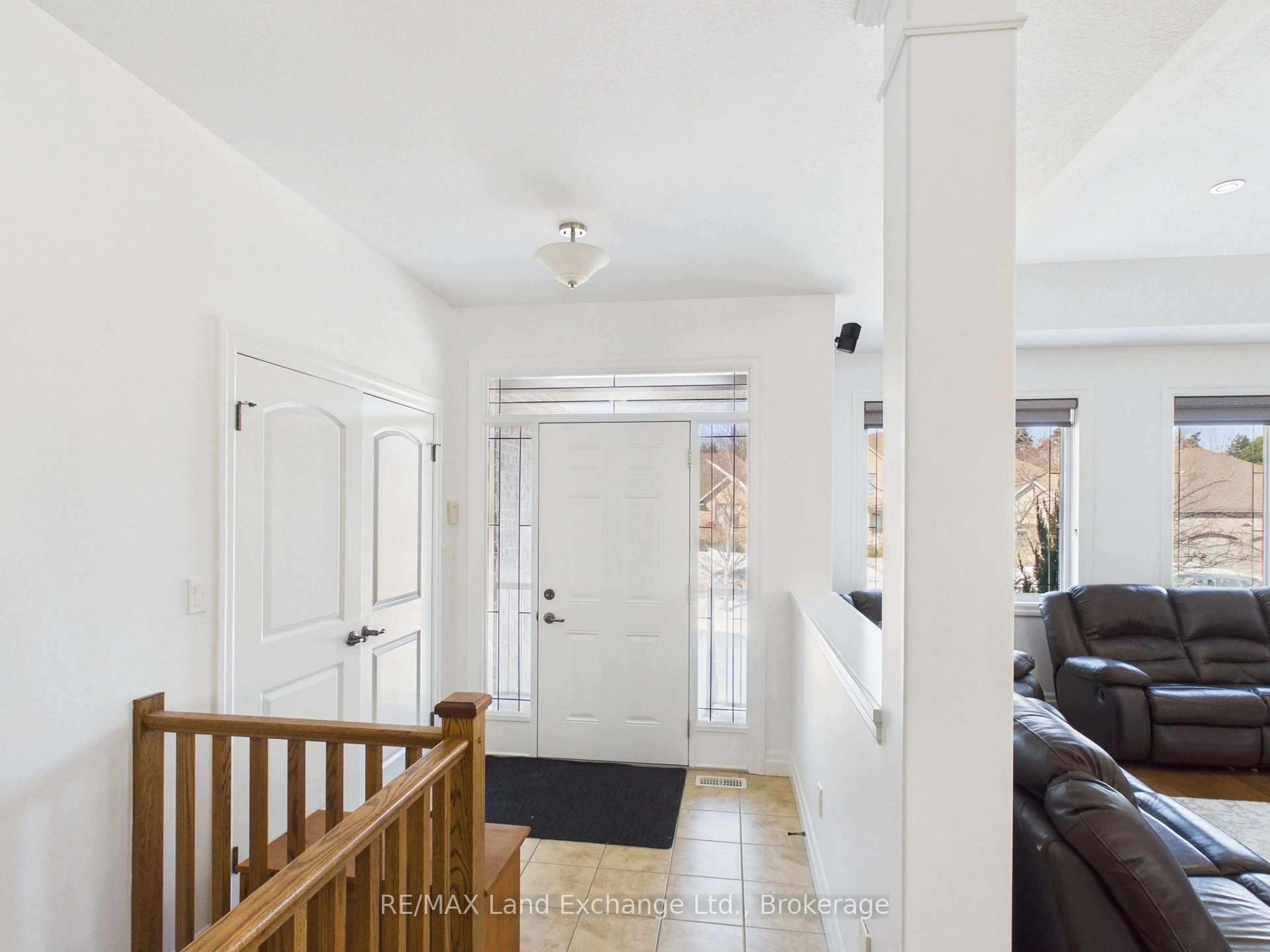 Indoor entryway for 231 Park St, Kincardine Ontario N2Z 0A5