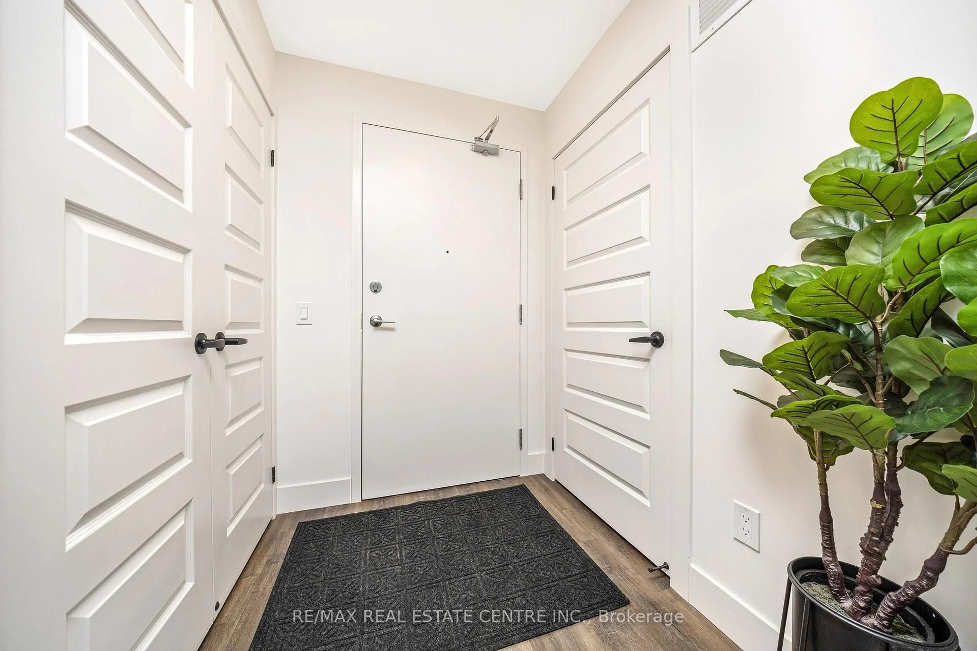 Indoor entryway for 1201 Lackner Pl #407, Kitchener Ontario N2A 0L4