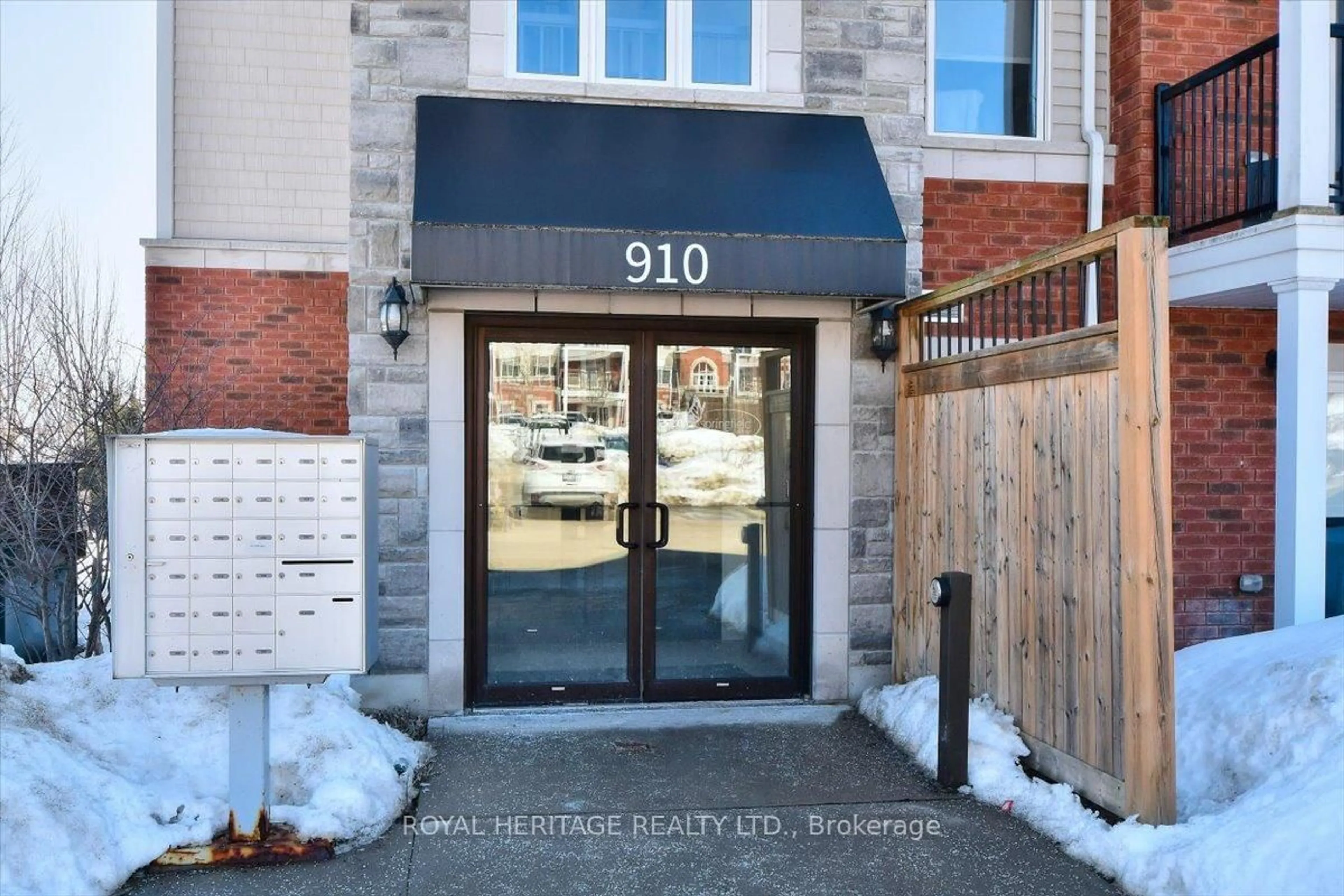 Indoor entryway for 910 Wentworth St #204, Peterborough Ontario K9J 8R8