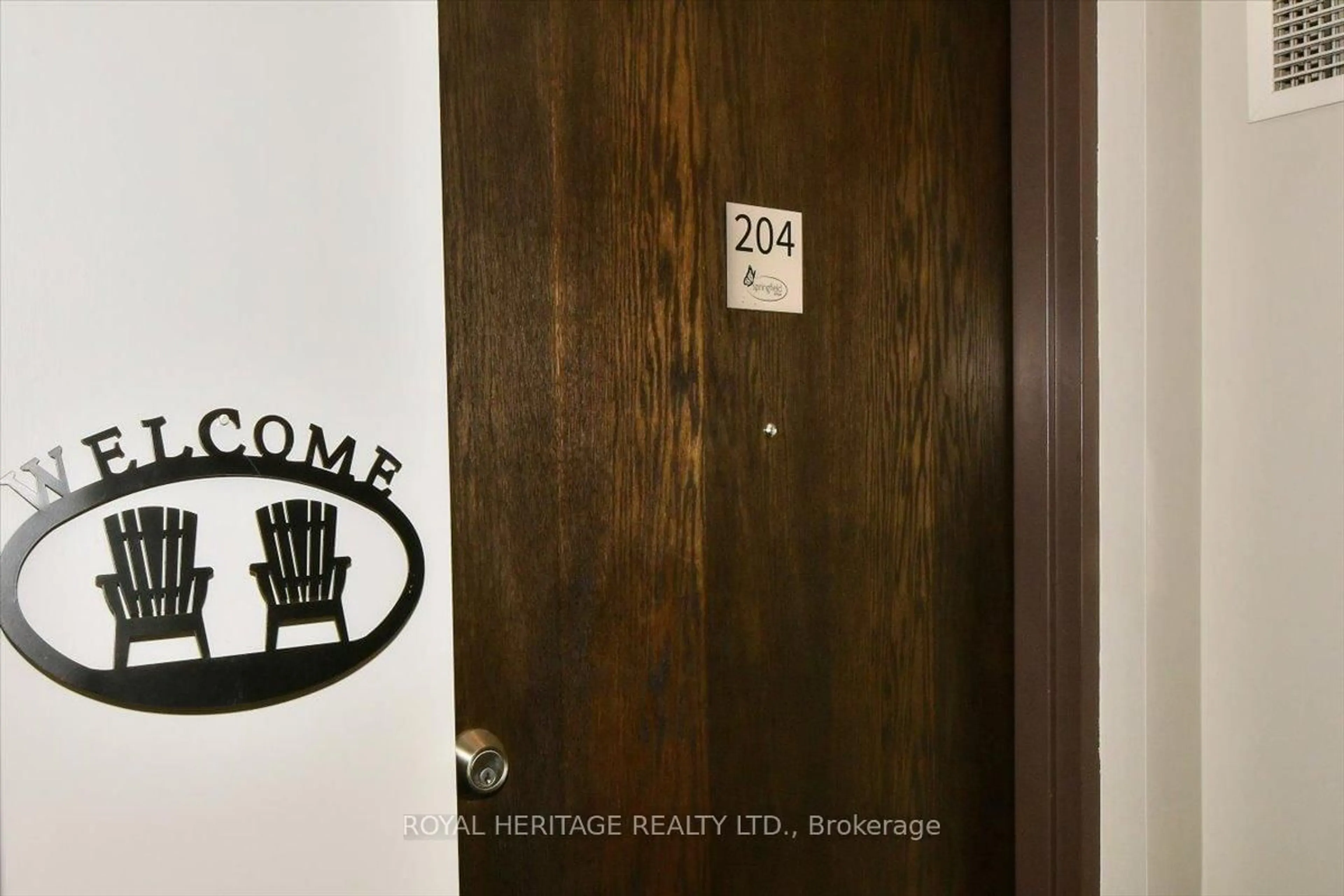 Indoor entryway for 910 Wentworth St #204, Peterborough Ontario K9J 8R8