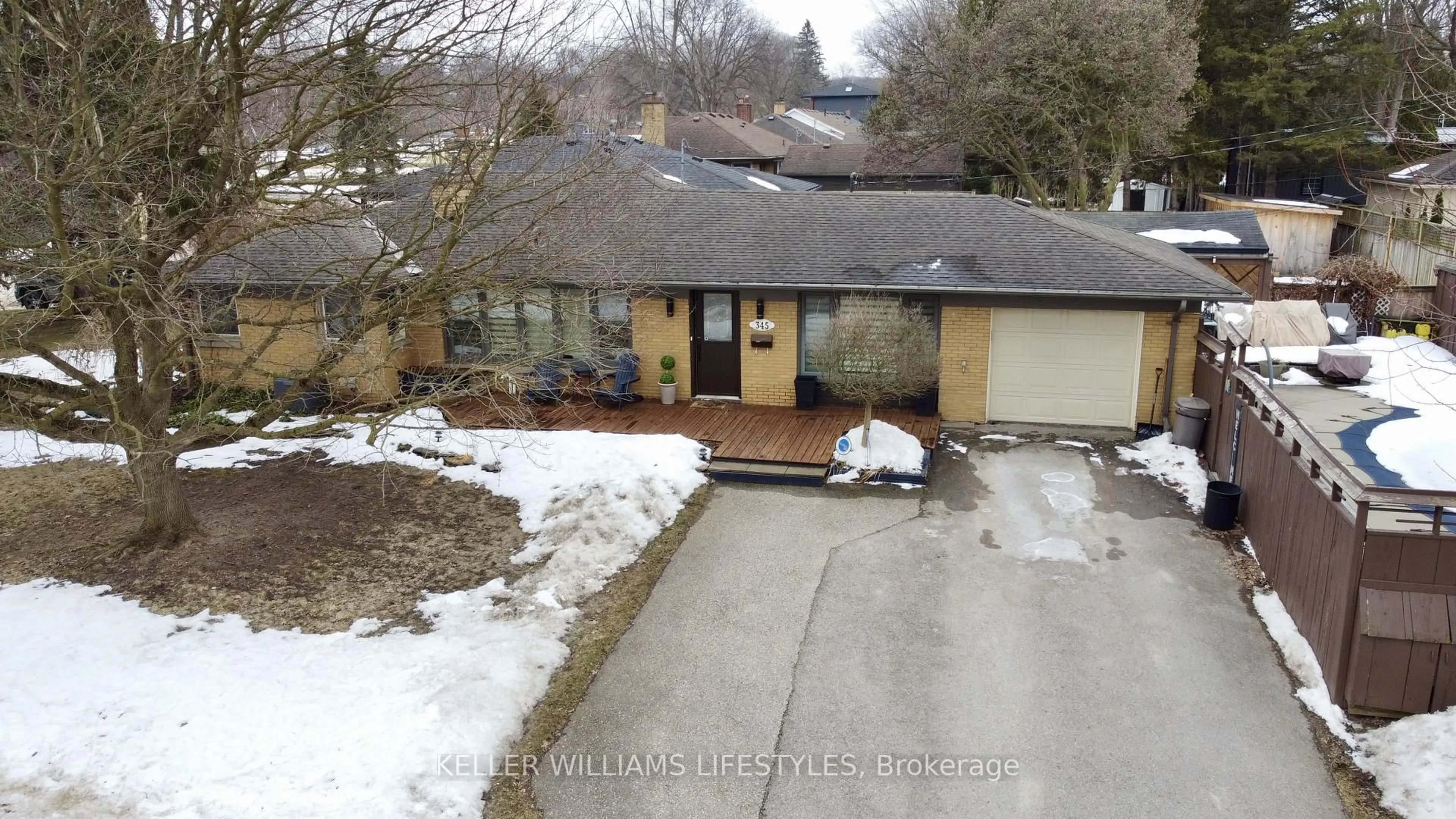 A pic from outside/outdoor area/front of a property/back of a property/a pic from drone, street for 345 Glenrose Dr, London South Ontario N6K 2A9