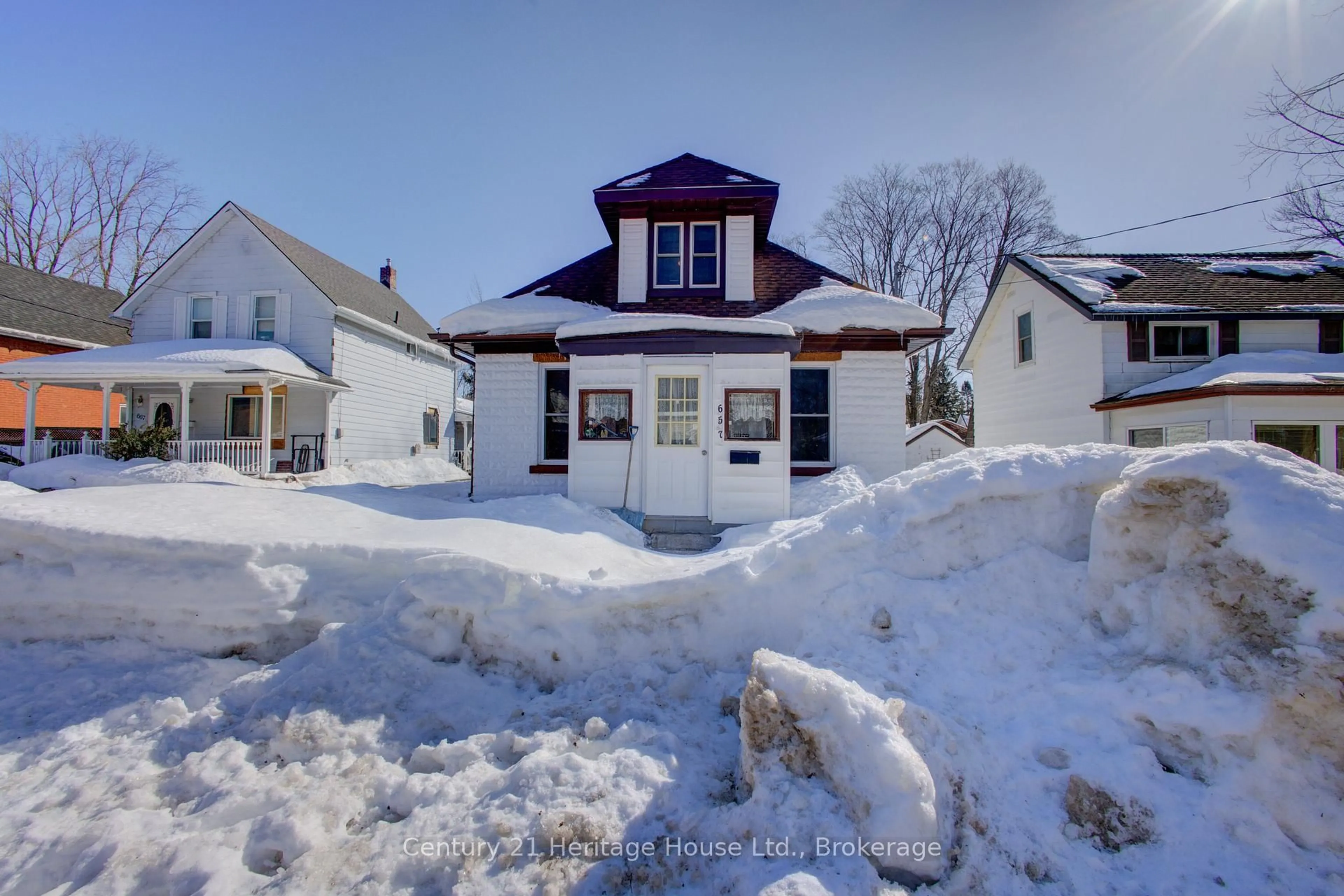 A pic from outside/outdoor area/front of a property/back of a property/a pic from drone, street for 657 7th A St, Owen Sound Ontario N4K 1K4
