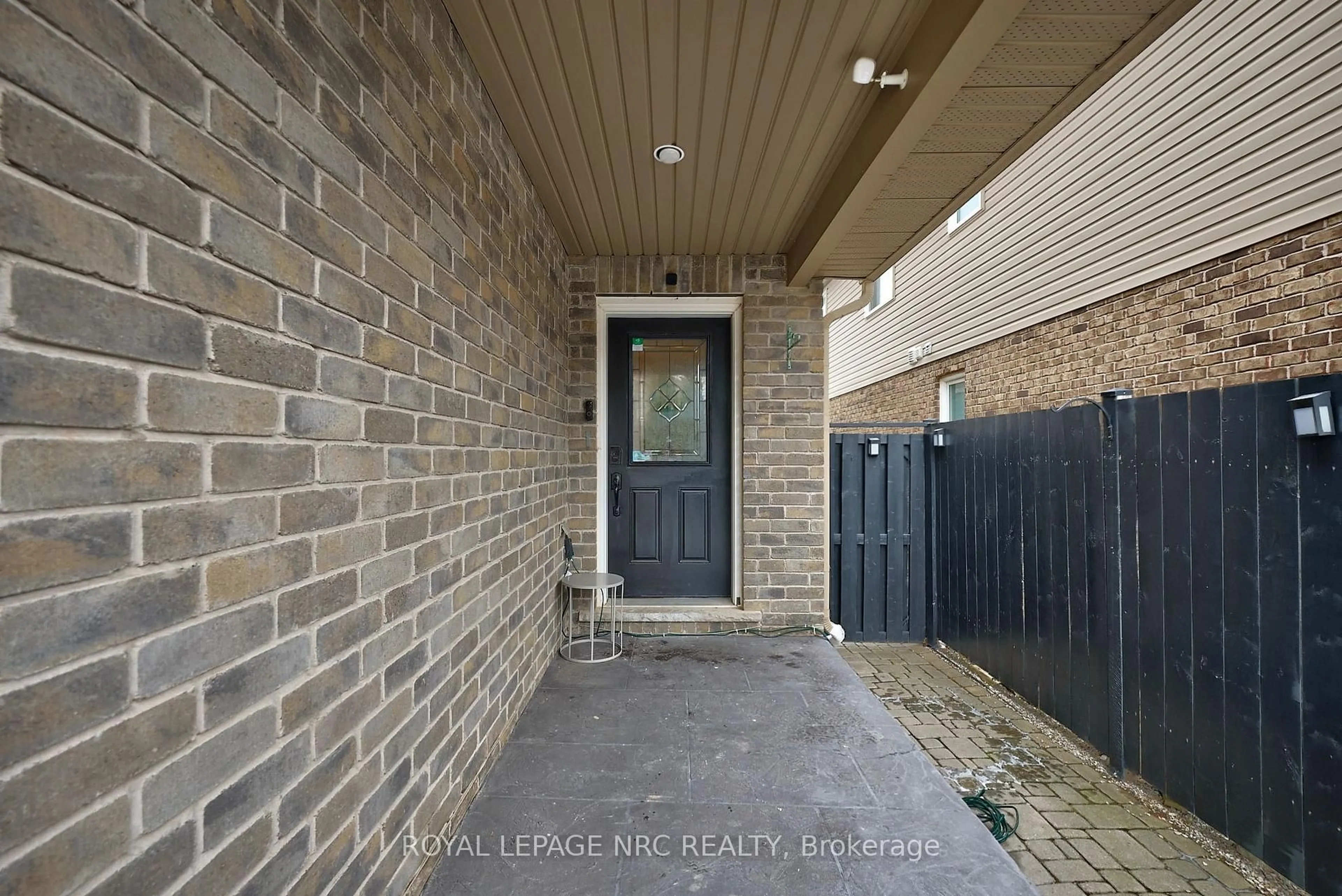 Indoor entryway for 6556 Mary Dr, Niagara Falls Ontario L2H 0B5