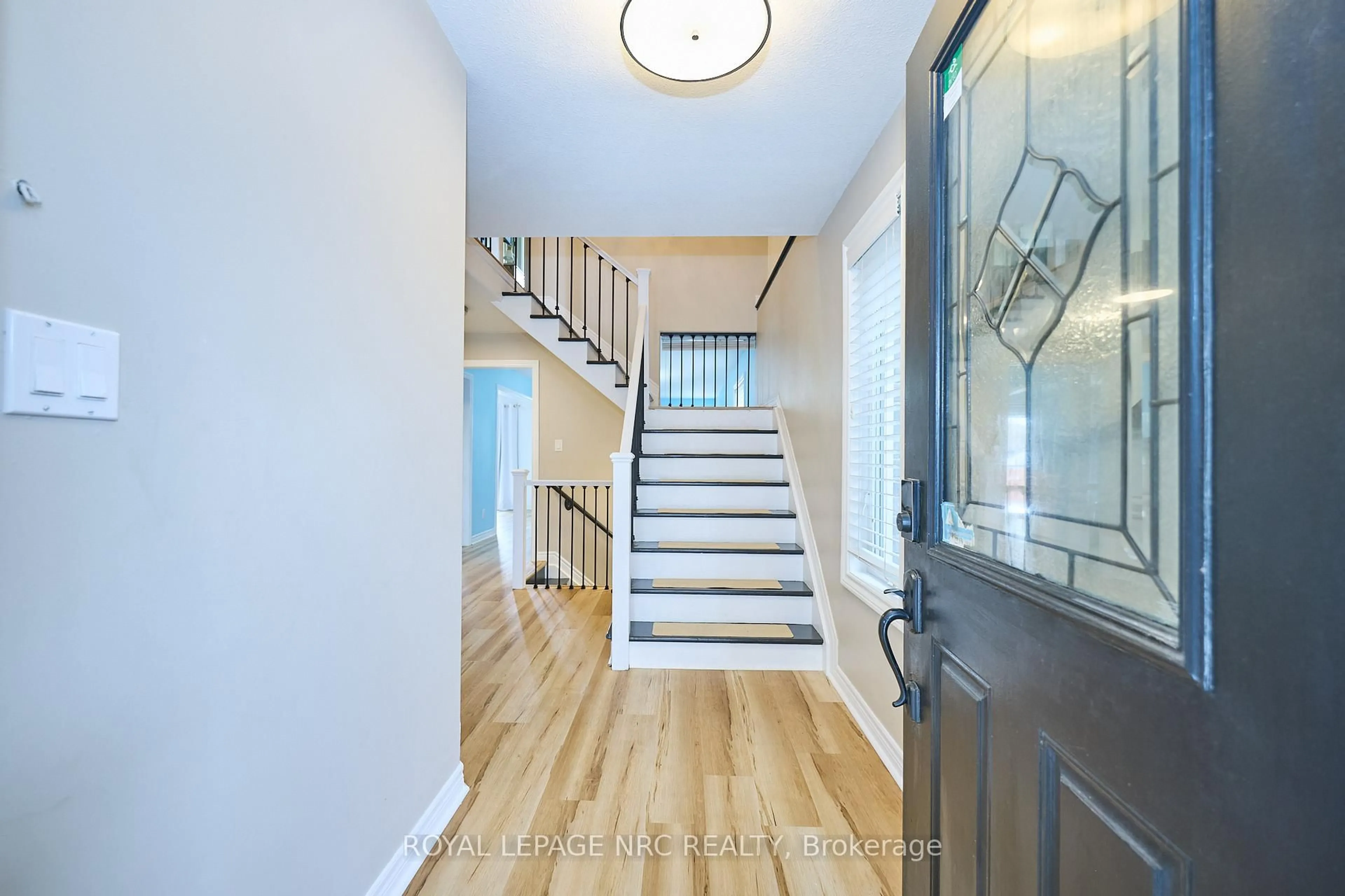 Indoor entryway for 6556 Mary Dr, Niagara Falls Ontario L2H 0B5