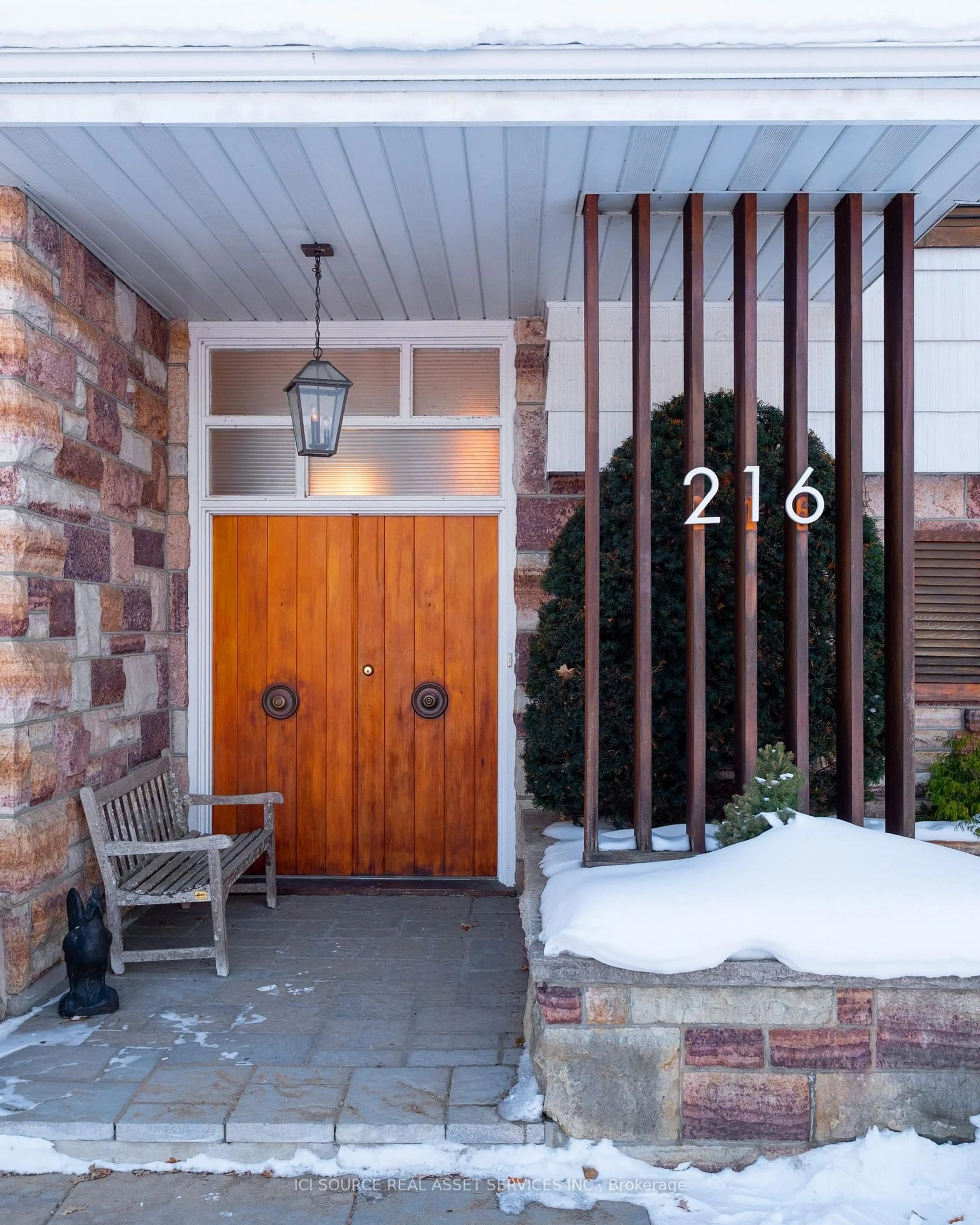 Indoor entryway for 216 Brockville St, Smiths Falls Ontario K7A 3Z4