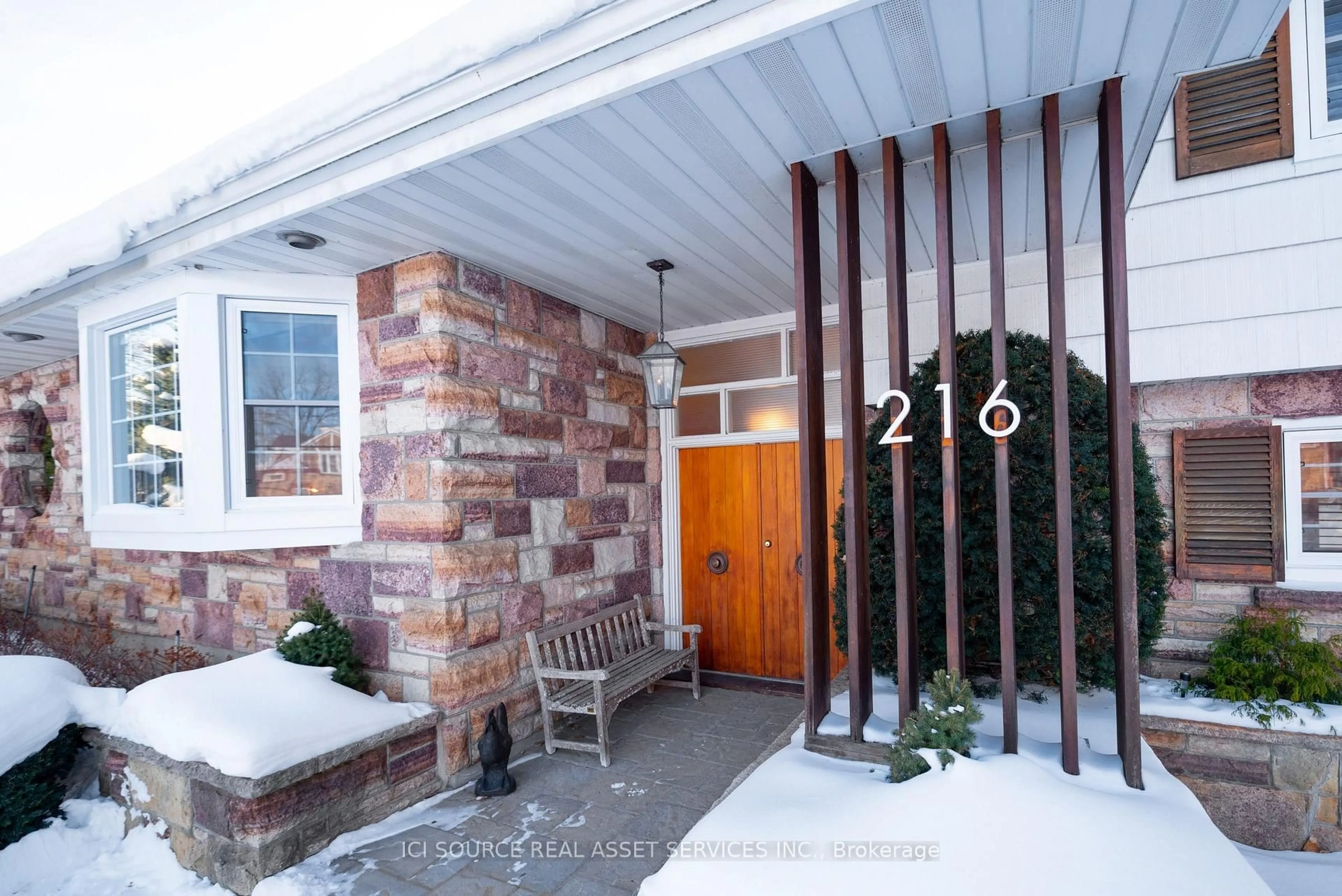 Indoor entryway for 216 Brockville St, Smiths Falls Ontario K7A 3Z4