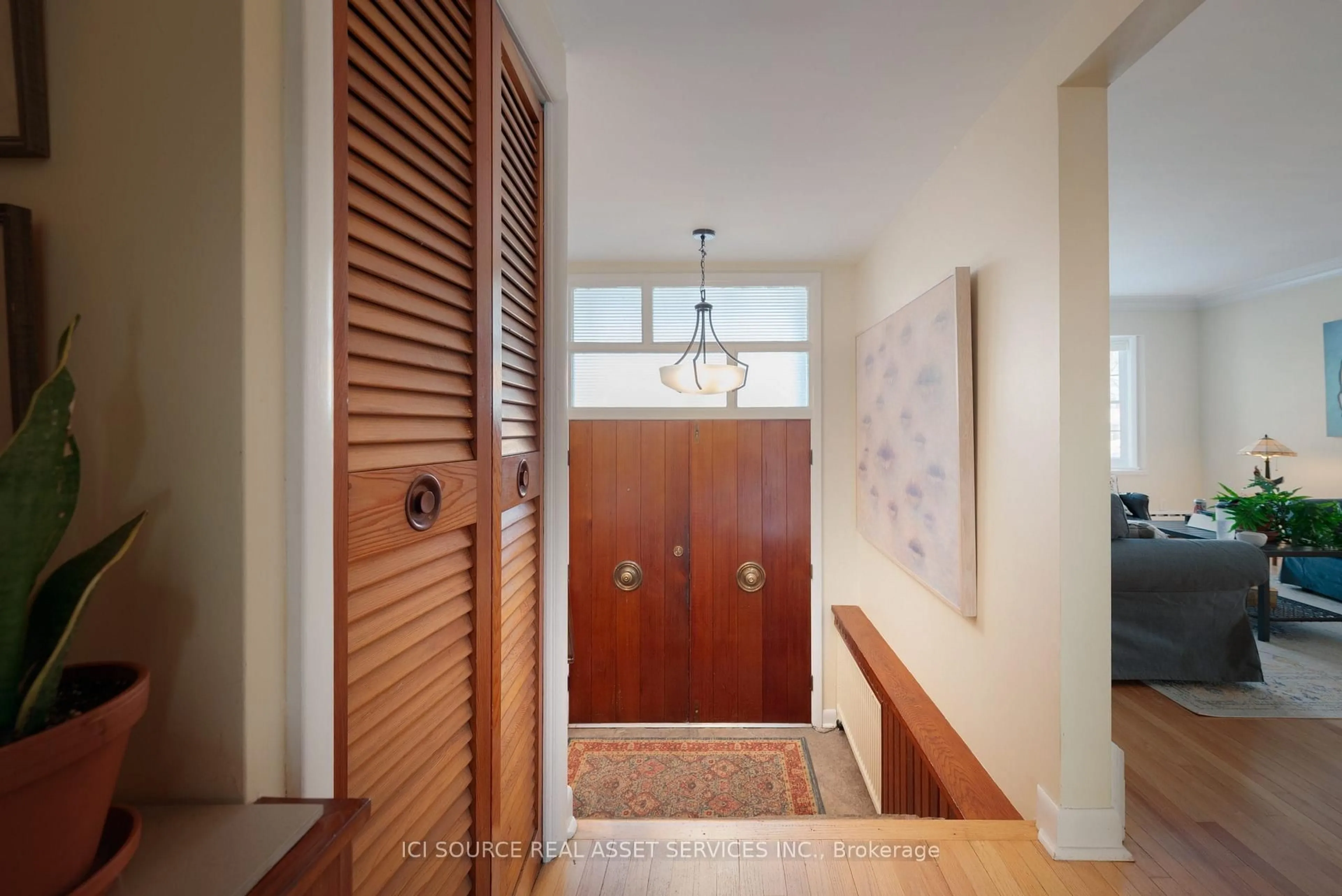 Indoor entryway for 216 Brockville St, Smiths Falls Ontario K7A 3Z4