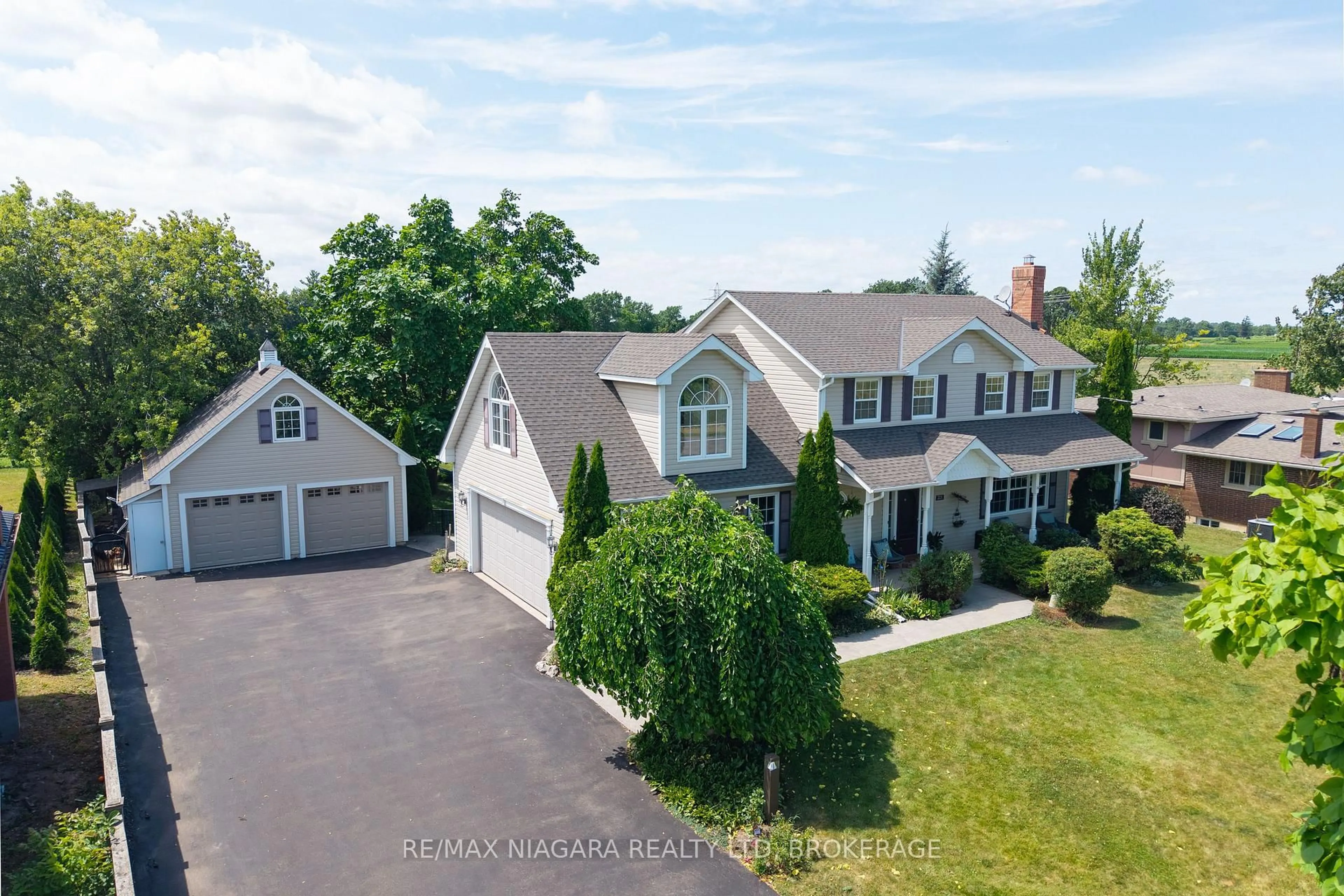 A pic from outside/outdoor area/front of a property/back of a property/a pic from drone, street for 2231 Seventh St, St. Catharines Ontario L2R 6P7