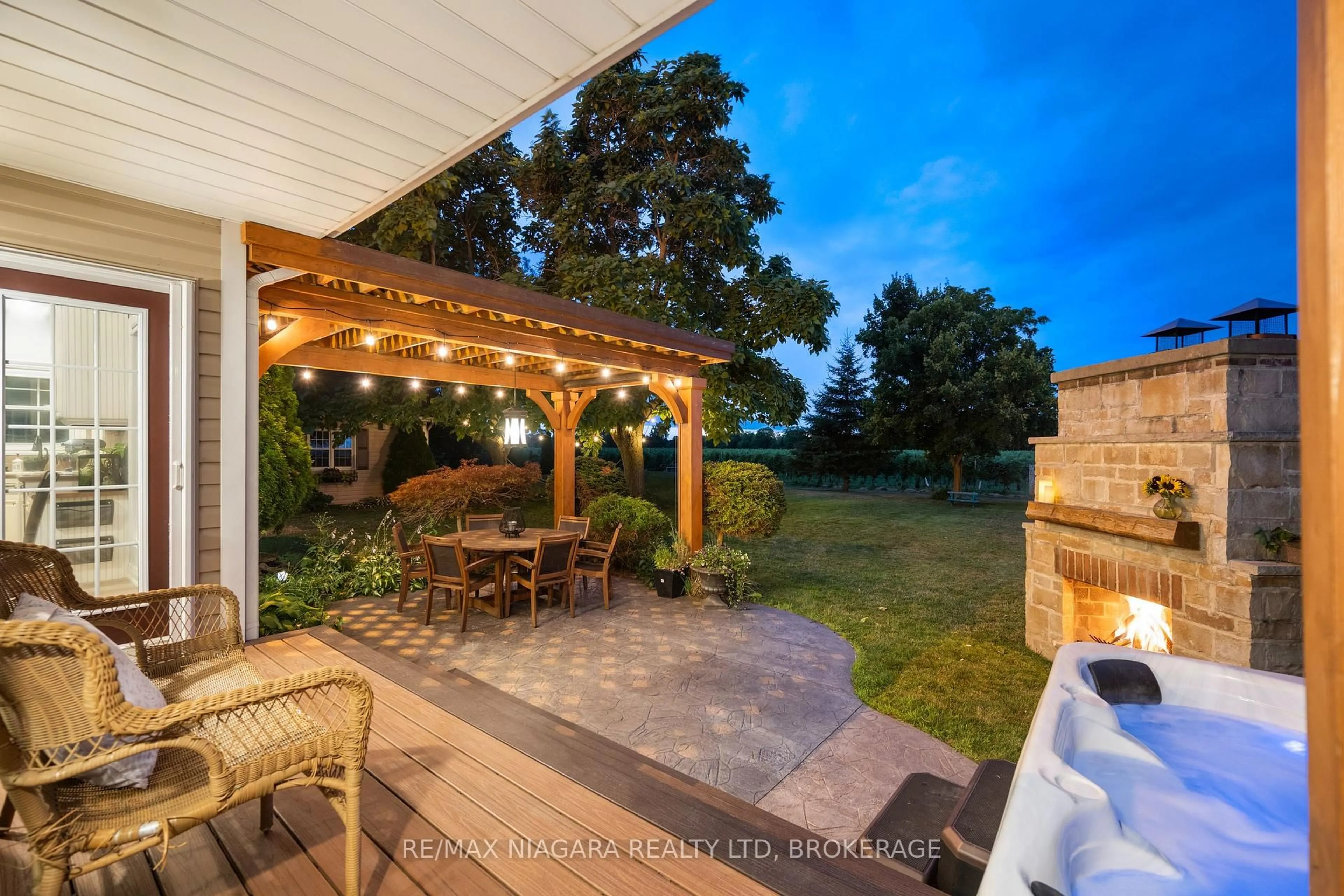 Patio, street for 2231 Seventh St, St. Catharines Ontario L2R 6P7