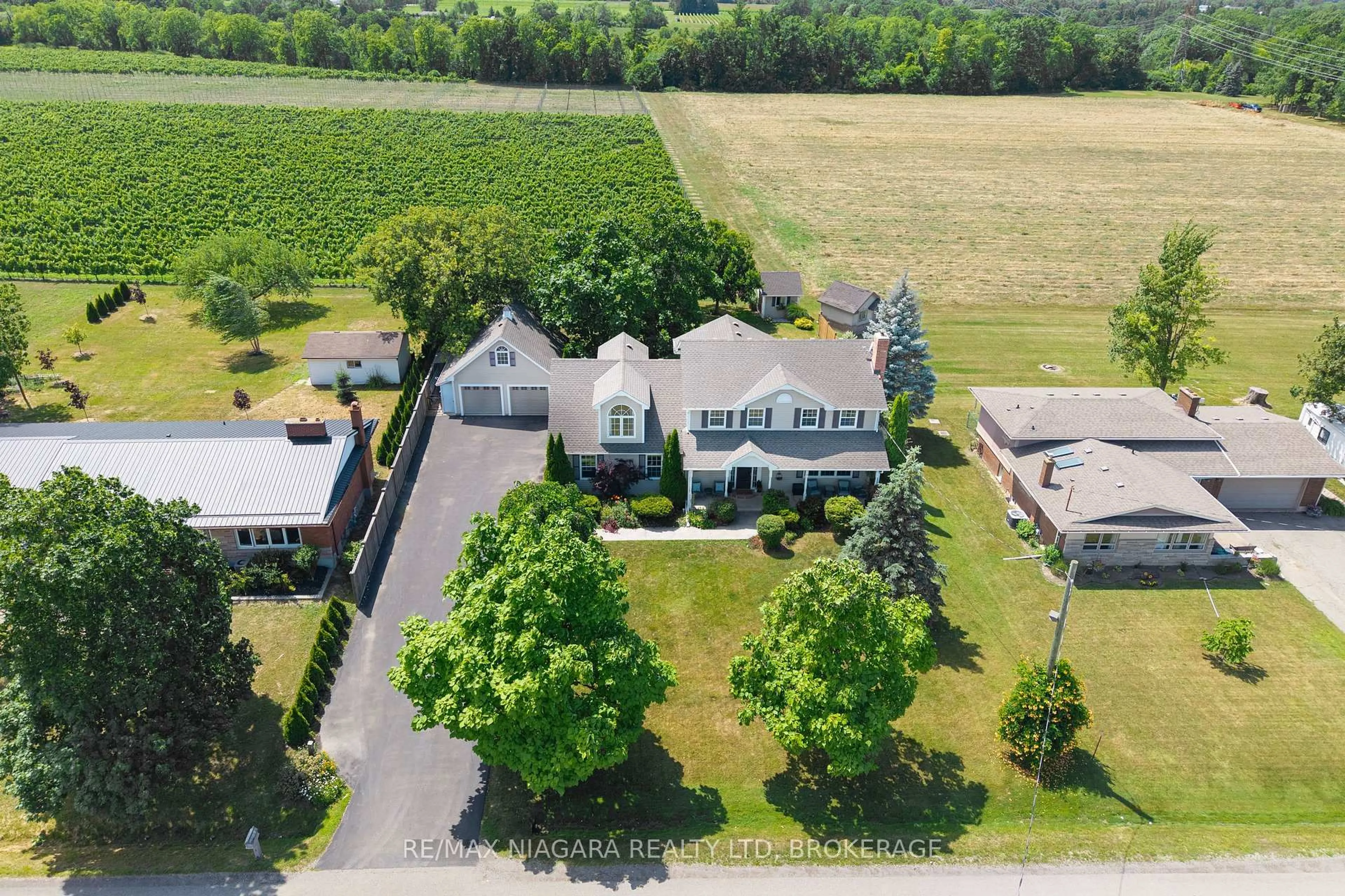 A pic from outside/outdoor area/front of a property/back of a property/a pic from drone, unknown for 2231 Seventh St, St. Catharines Ontario L2R 6P7