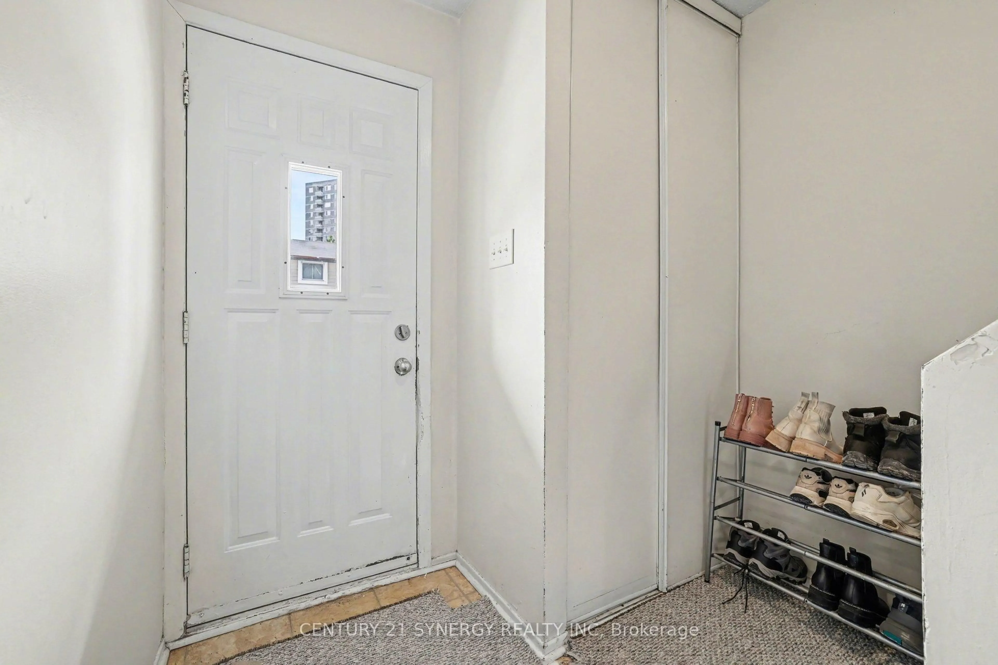 Indoor entryway for 1239 Bowmount St #73, Ottawa Ontario K1J 8T4