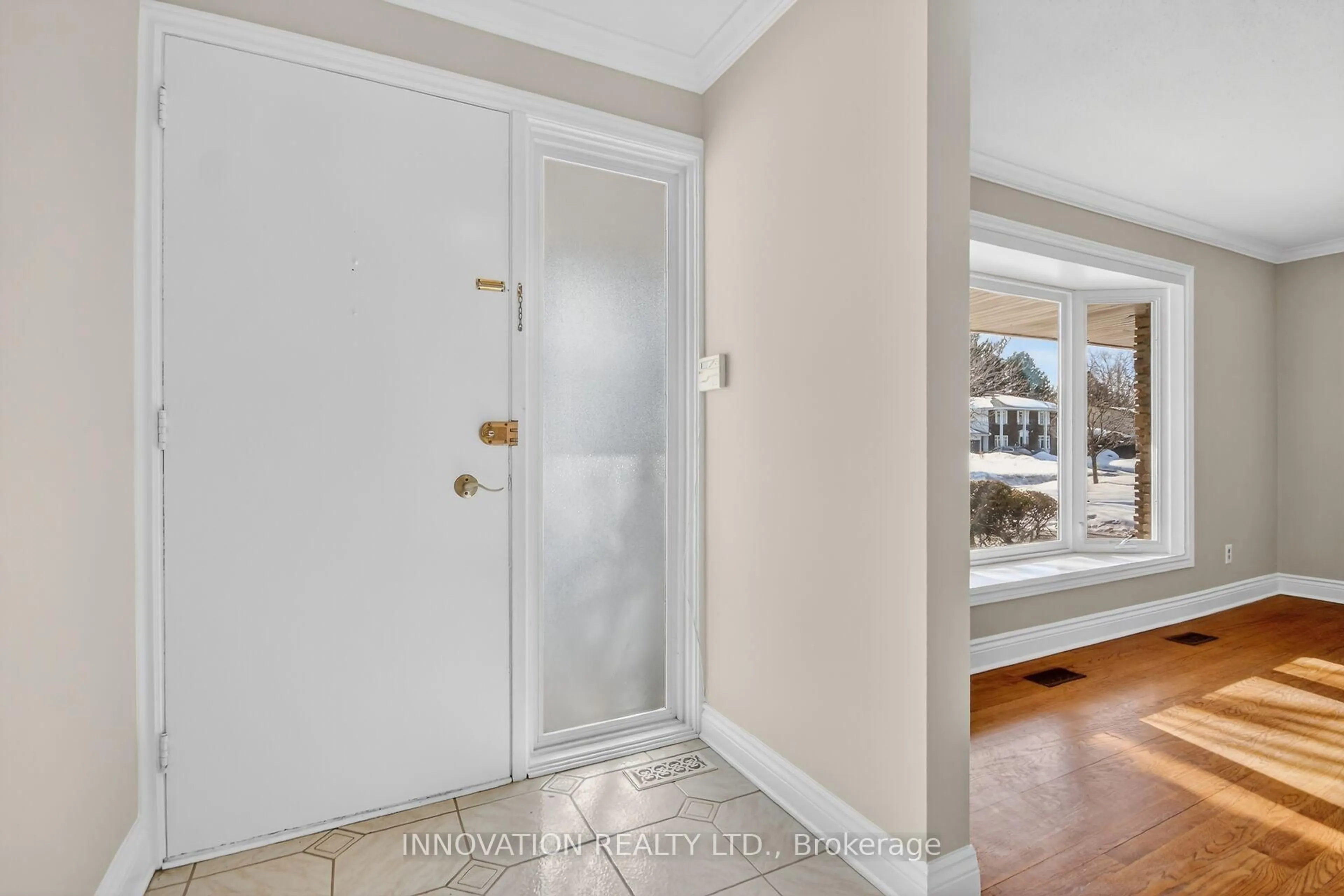 Indoor entryway for 1951 Garfield Ave, Ottawa Ontario K2C 0W7