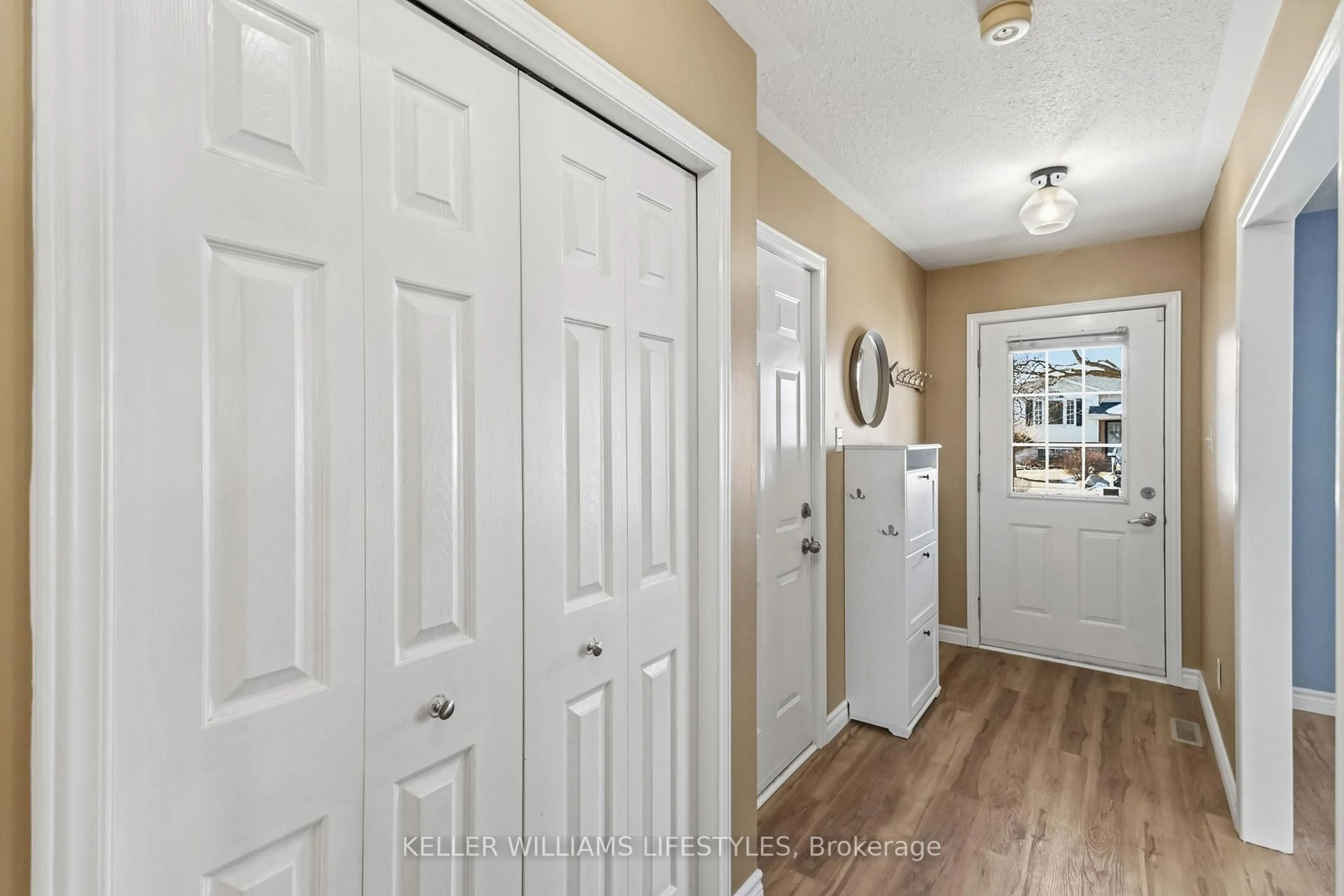 Indoor entryway for 905 Railton Ave, London East Ontario N5V 4W2