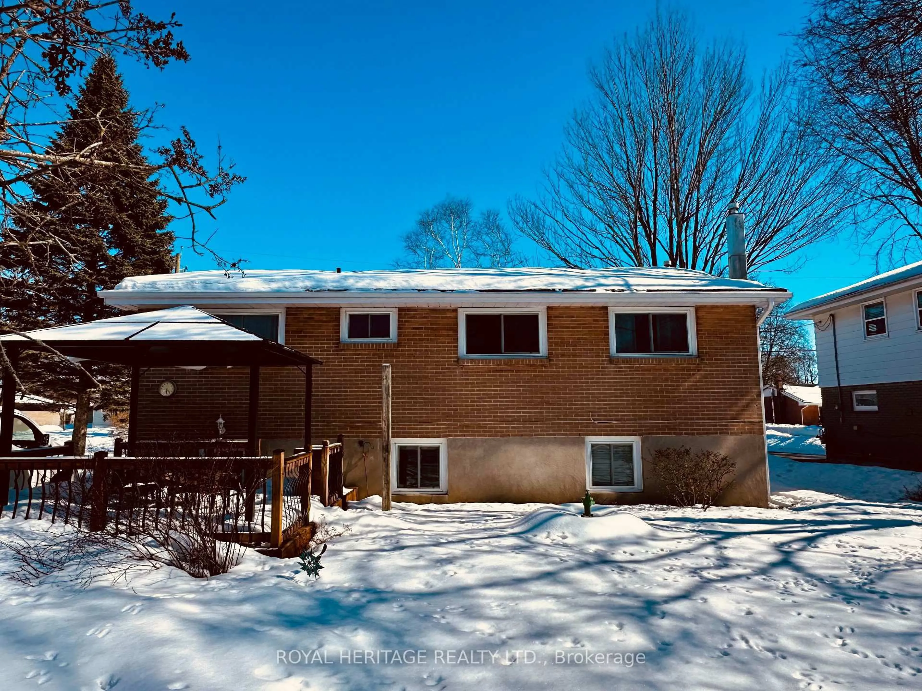 A pic from outside/outdoor area/front of a property/back of a property/a pic from drone, unknown for 32 Glen Rd, Belleville Ontario K8P 4G1