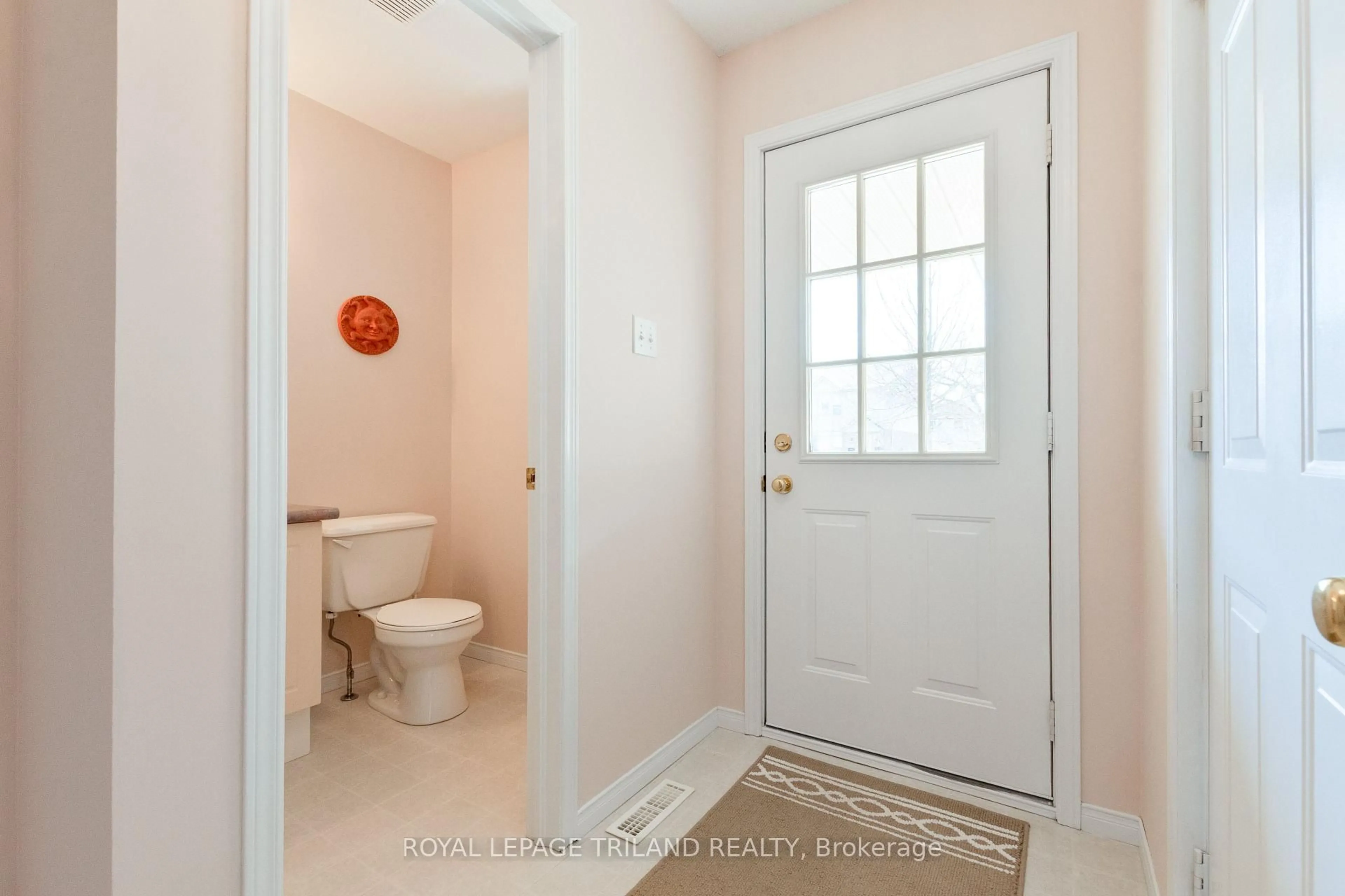 Indoor entryway for 90 Roman Cres, London East Ontario N5V 4W3