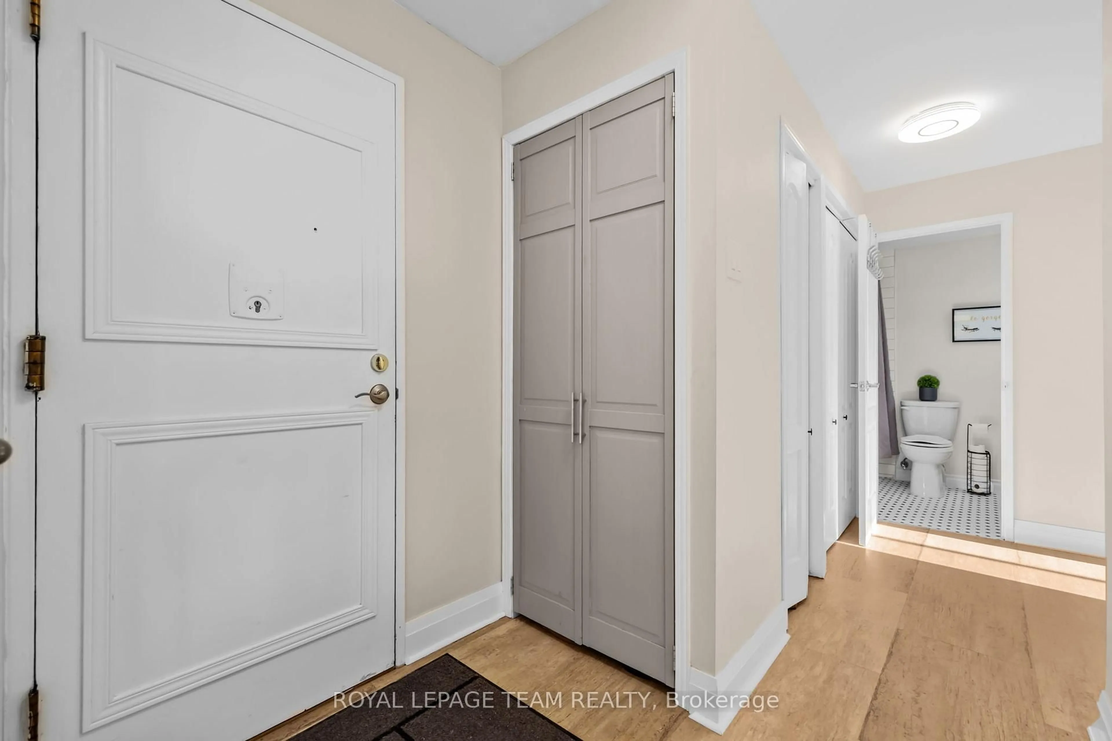 Indoor entryway for 1505 Baseline Rd #404, Ottawa Ontario K2C 3L4