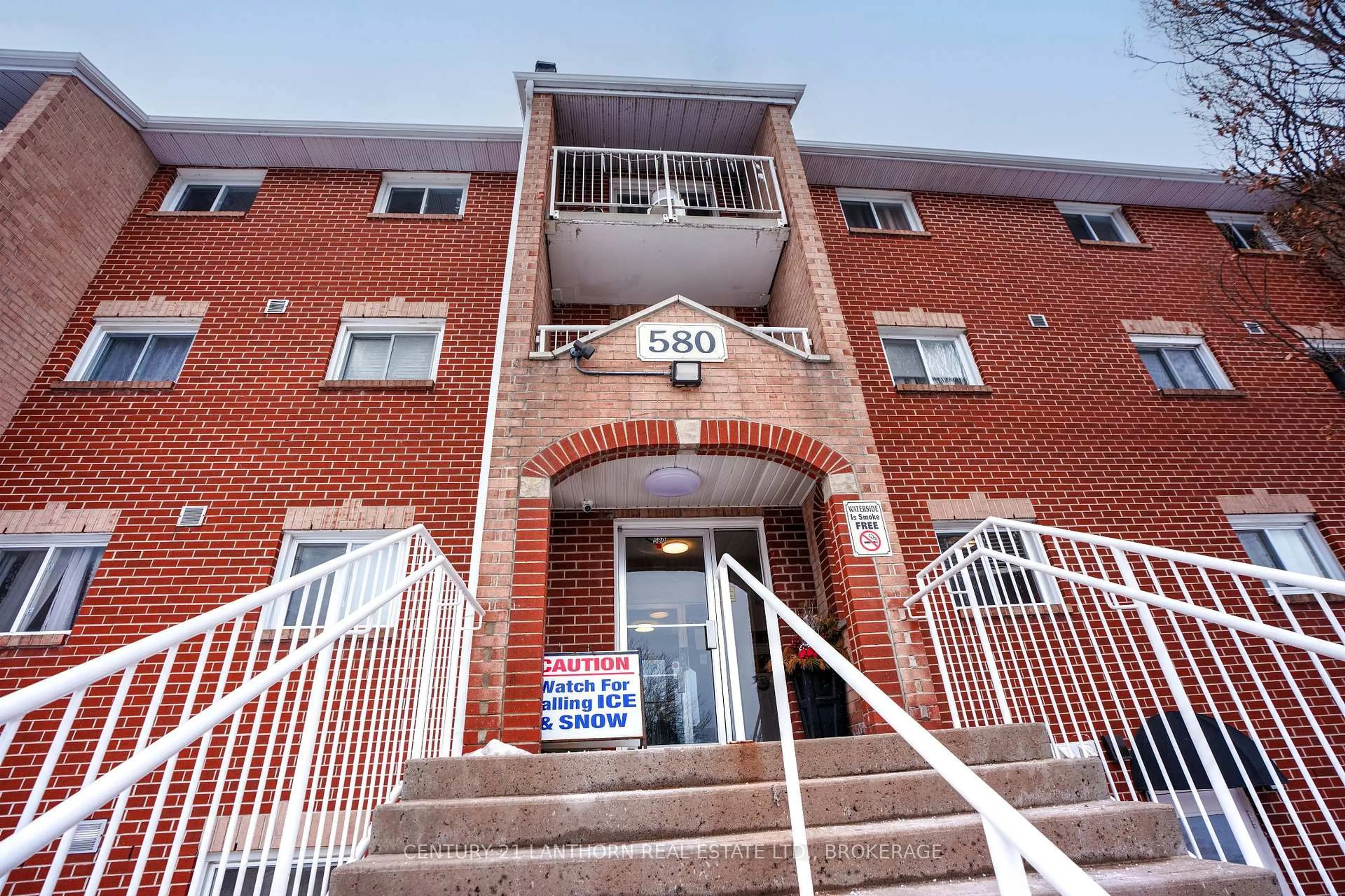 Indoor foyer for 580 Armstrong Rd #309, Kingston Ontario K7M 8M3