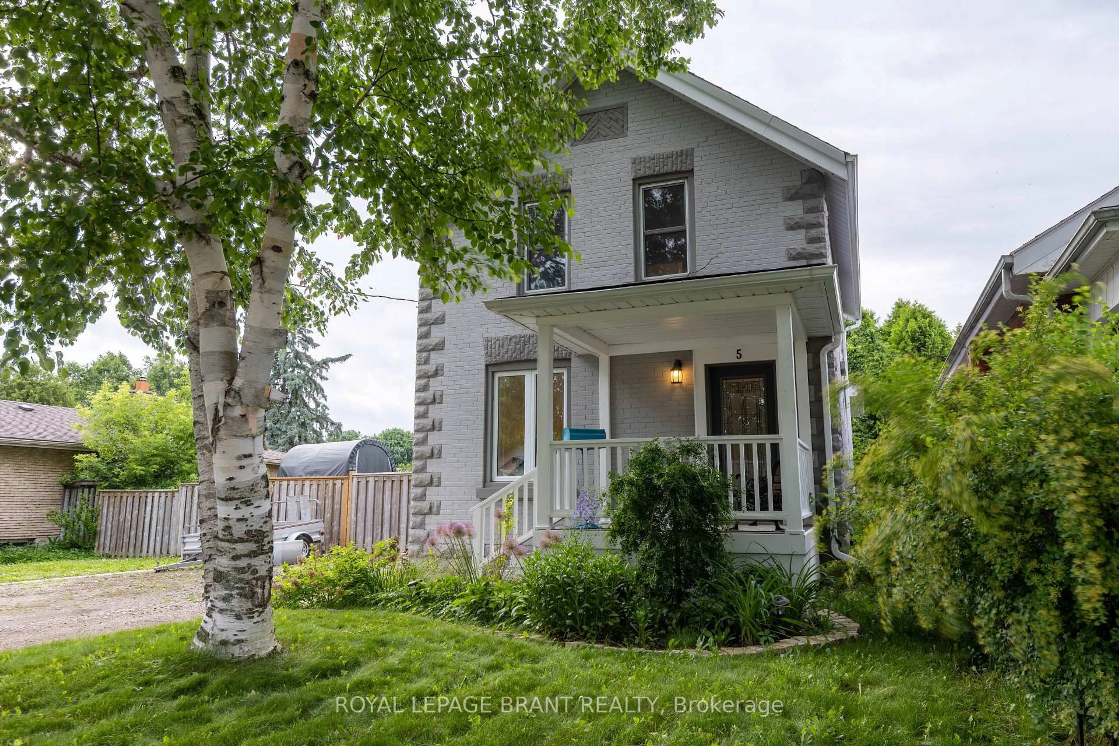 Home with vinyl exterior material, street for 5 Wellington St, Brant Ontario N3L 1S3