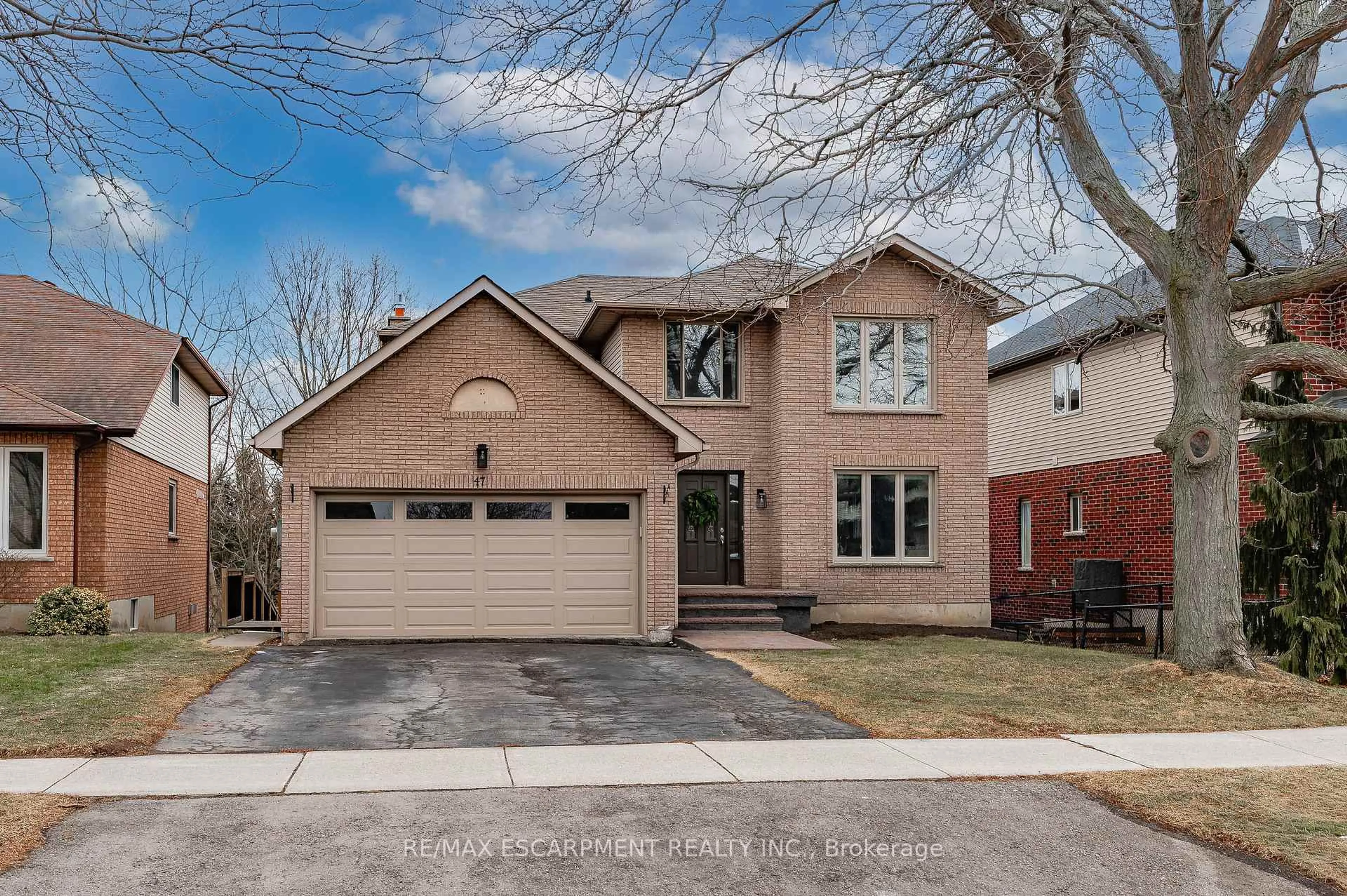 Home with brick exterior material, street for 47 Sumner Cres, Grimsby Ontario L3M 5E3