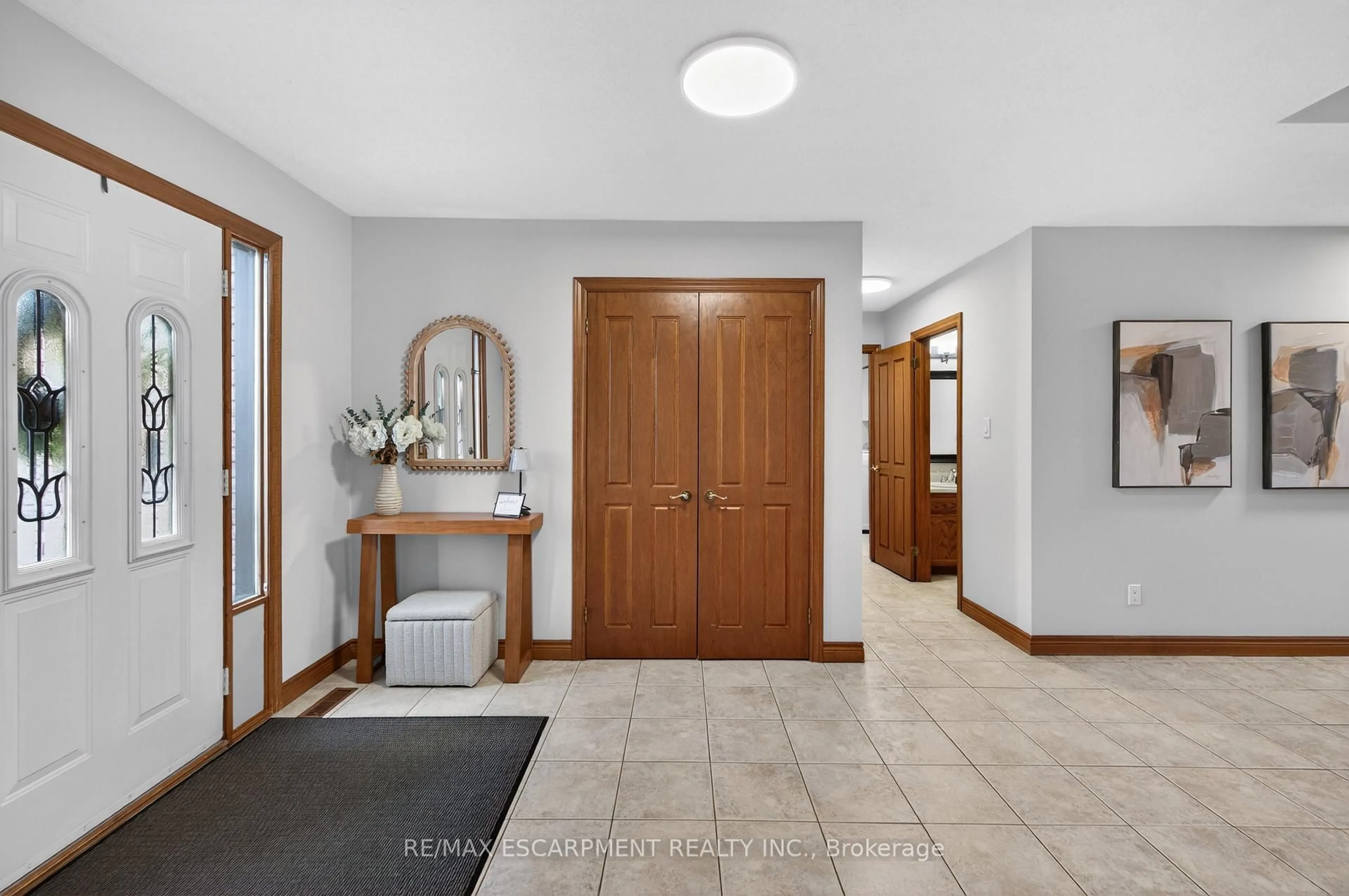 Indoor entryway for 47 Sumner Cres, Grimsby Ontario L3M 5E3