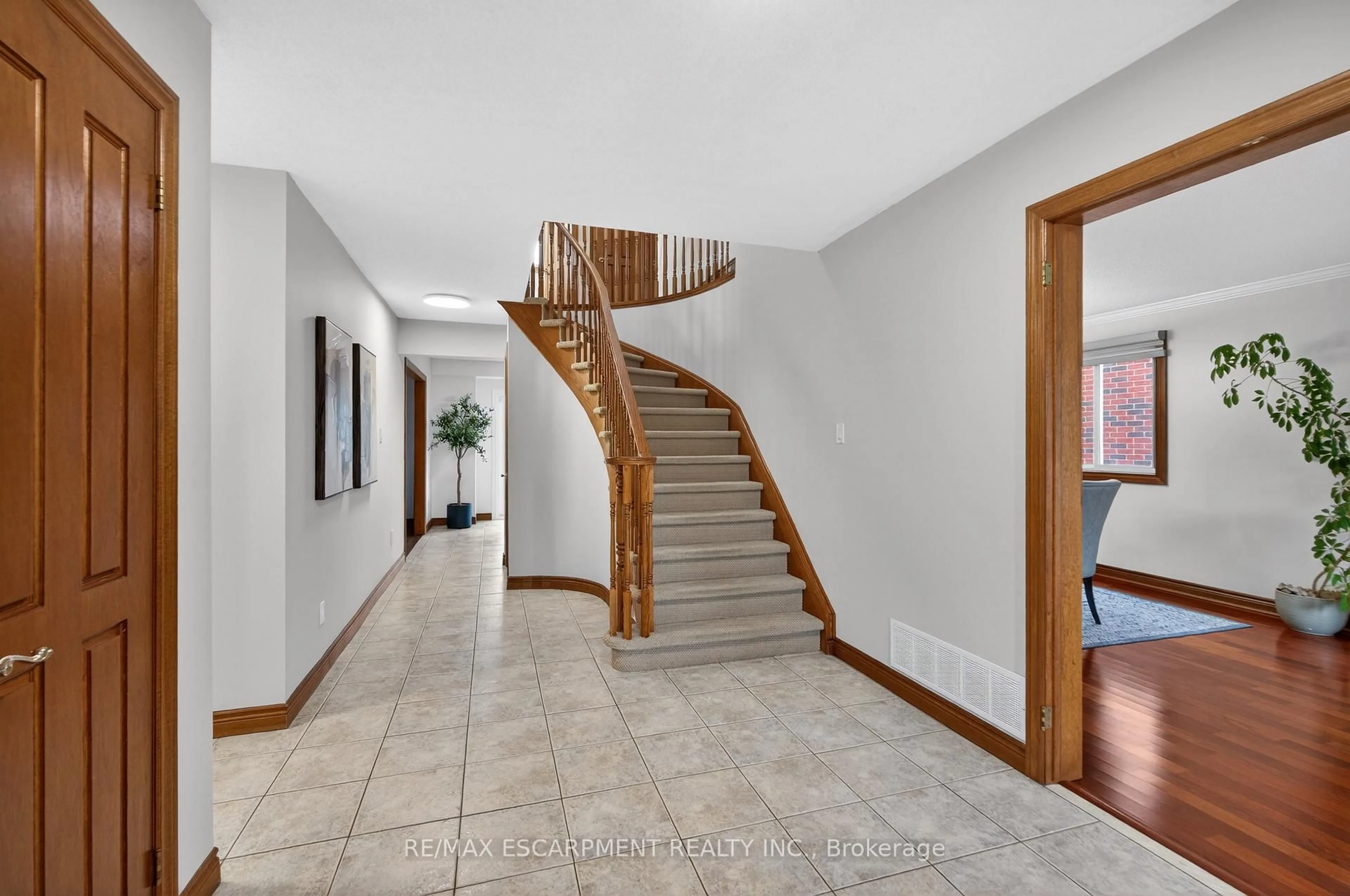 Indoor foyer for 47 Sumner Cres, Grimsby Ontario L3M 5E3