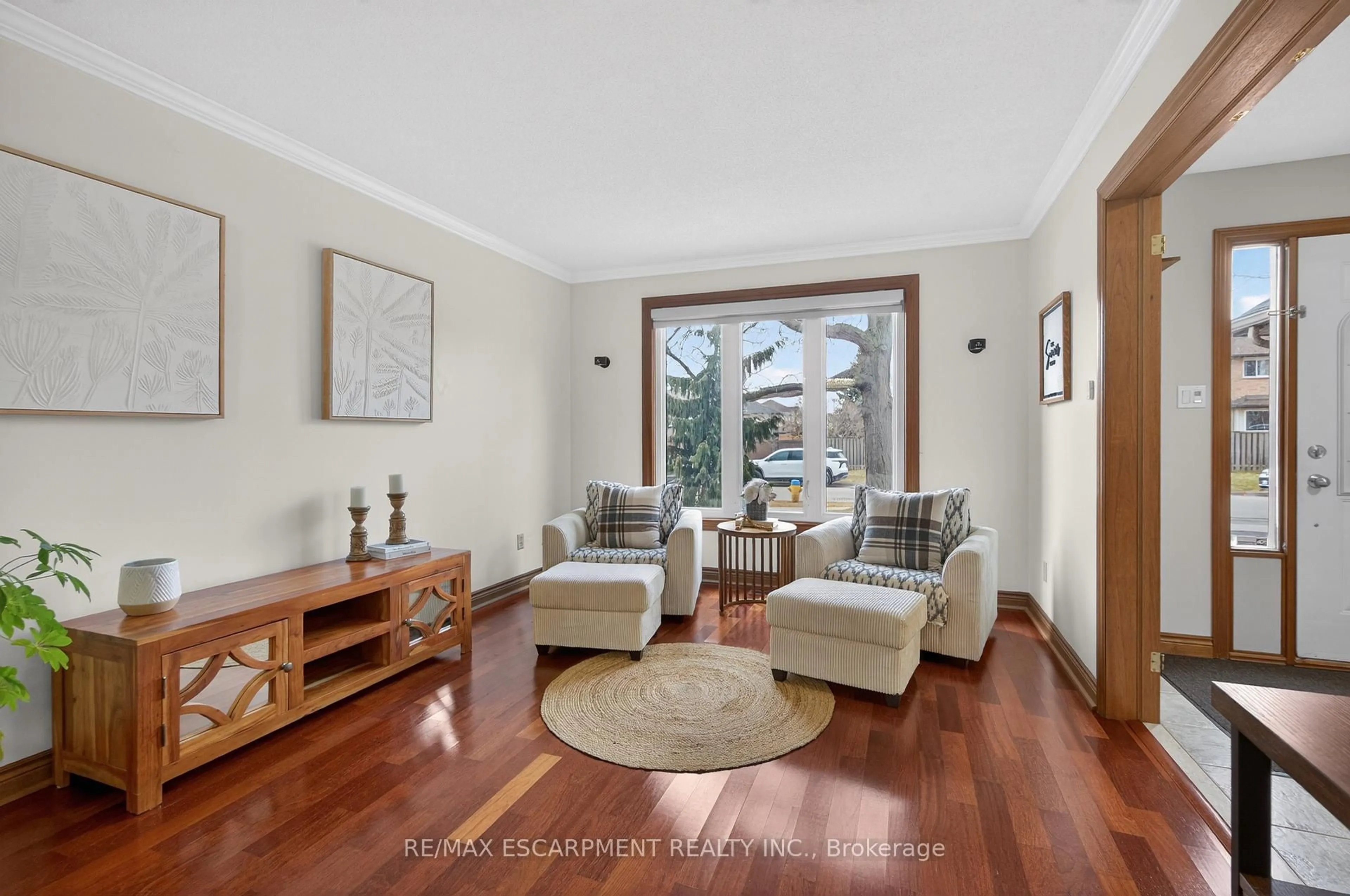 Living room with furniture, unknown for 47 Sumner Cres, Grimsby Ontario L3M 5E3