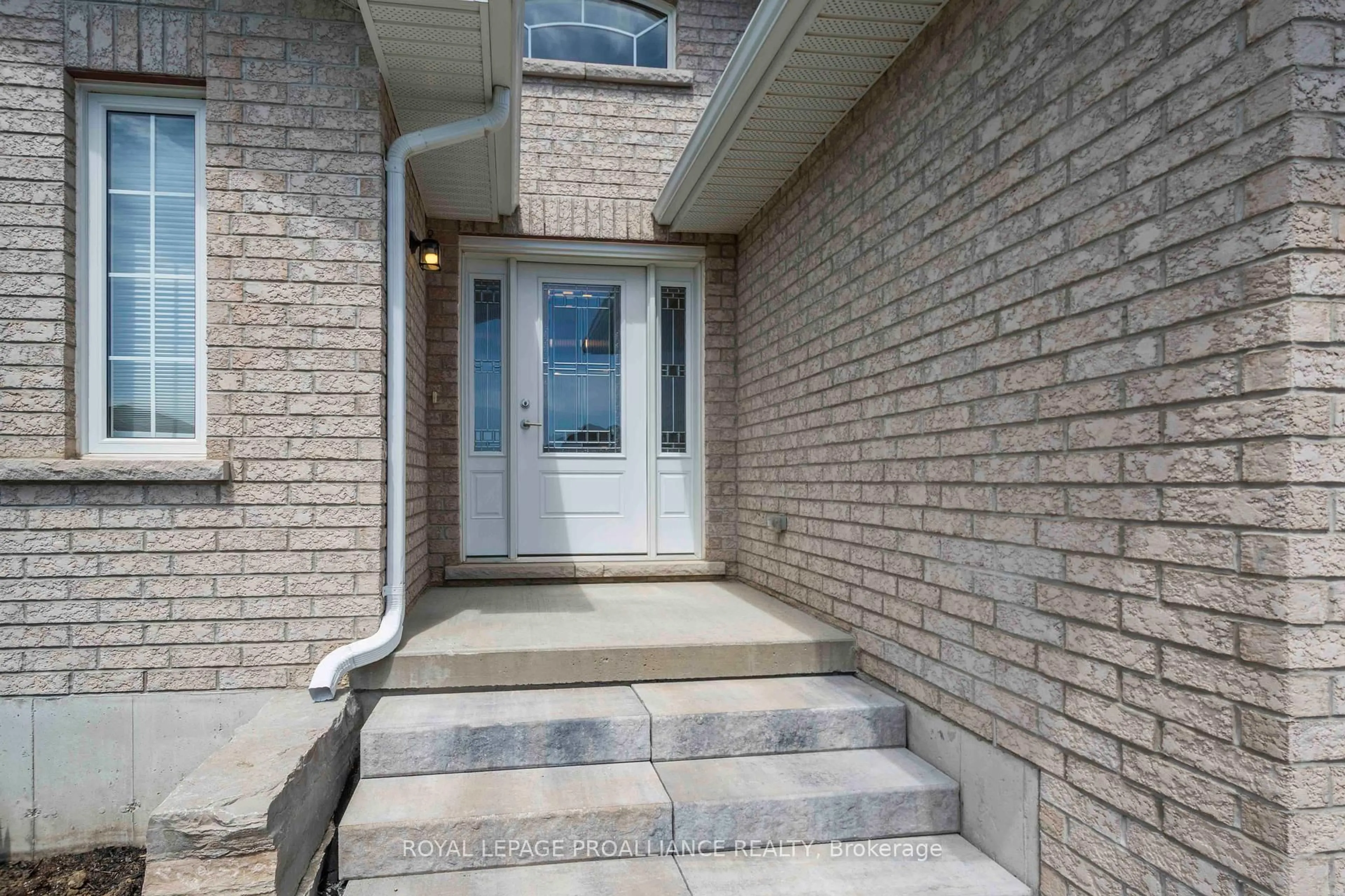 Indoor entryway for 8 Crews Cres, Quinte West Ontario K8V 0G3