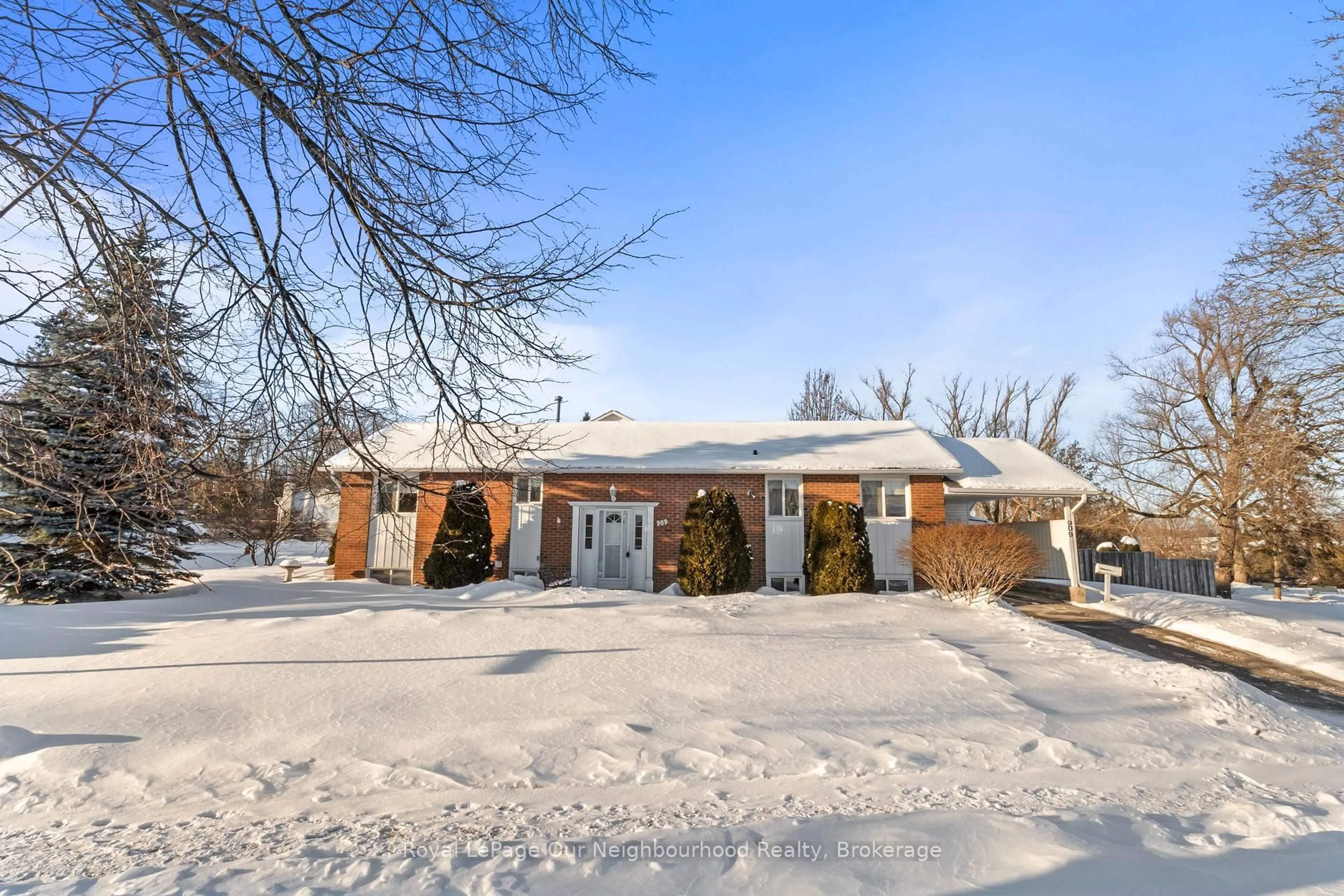 A pic from outside/outdoor area/front of a property/back of a property/a pic from drone, street for 909 Whitefield Dr, Peterborough Ontario K9J 7W1