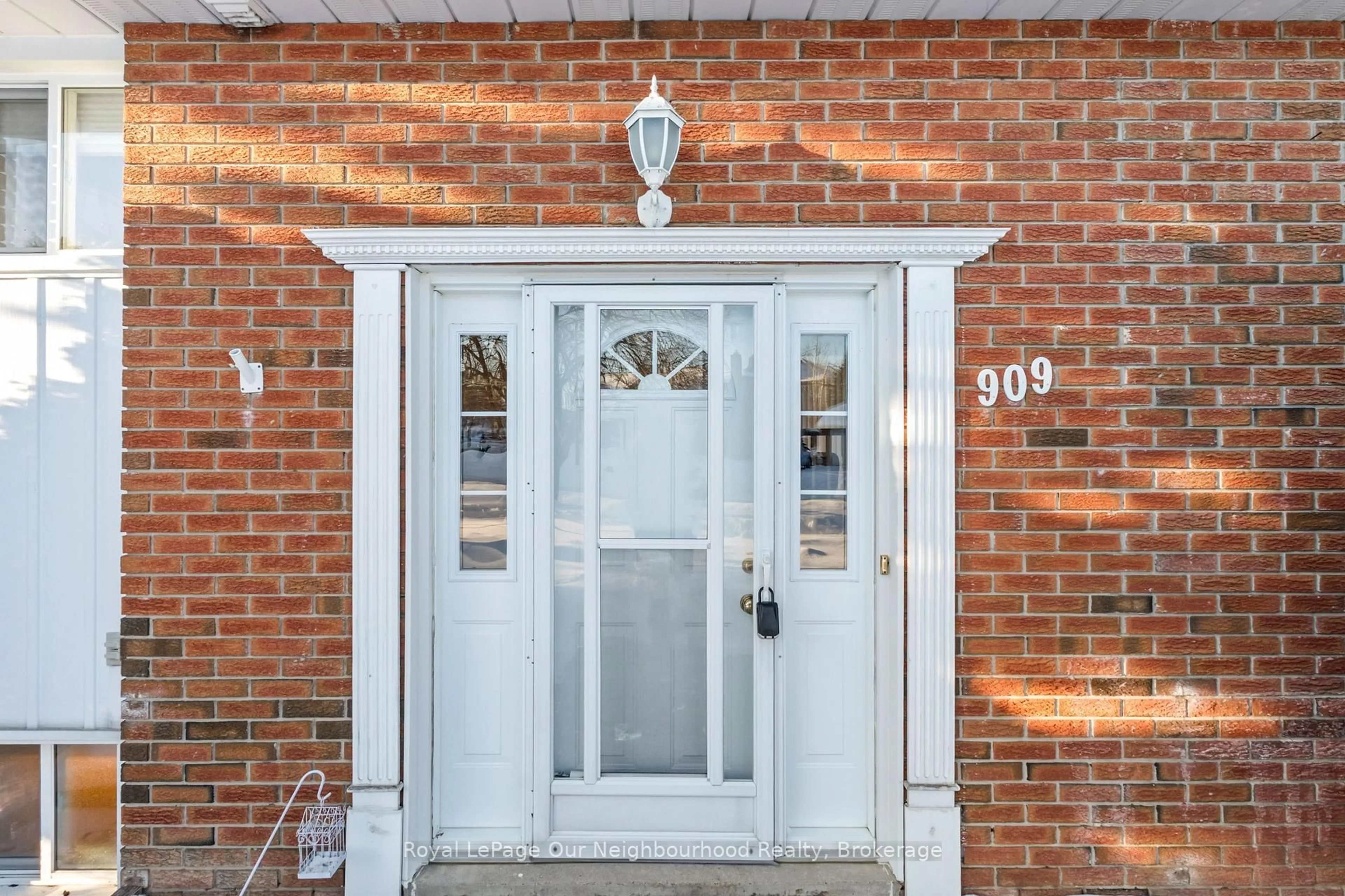 Indoor entryway for 909 Whitefield Dr, Peterborough Ontario K9J 7W1