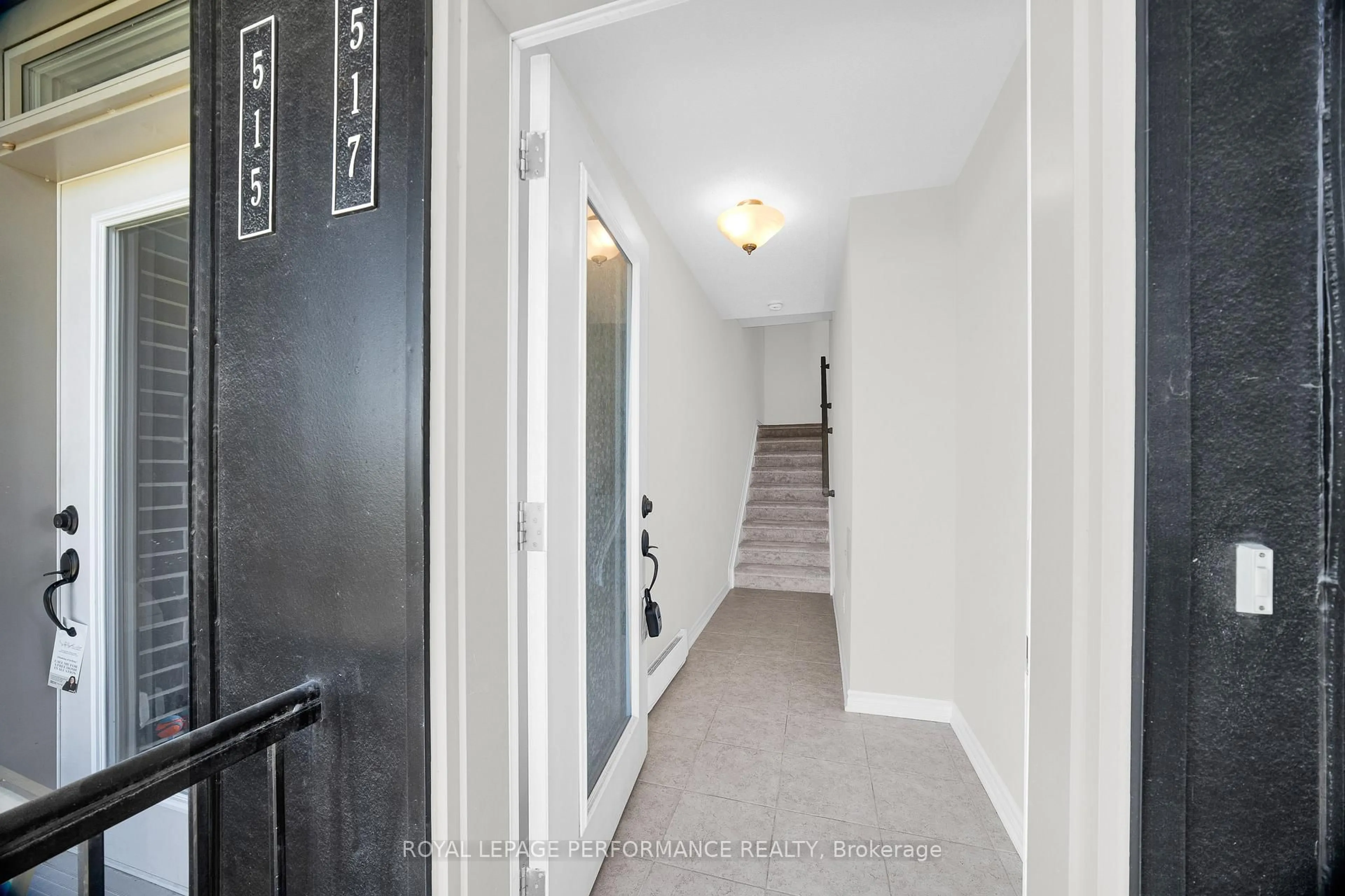Indoor entryway for 517 Ozawa Private, Ottawa Ontario K1K 4Z8