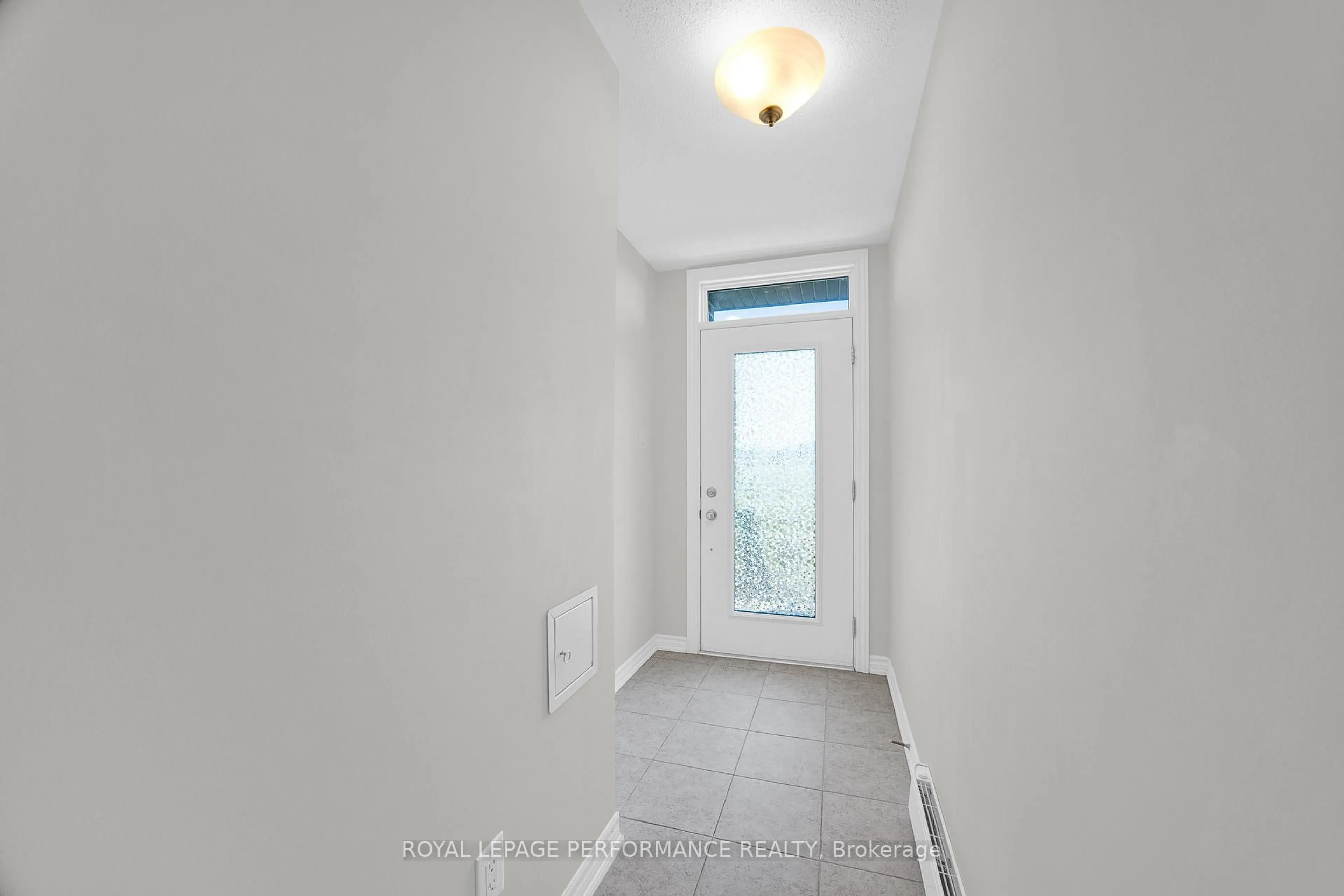 Indoor foyer for 517 Ozawa Private, Ottawa Ontario K1K 4Z8