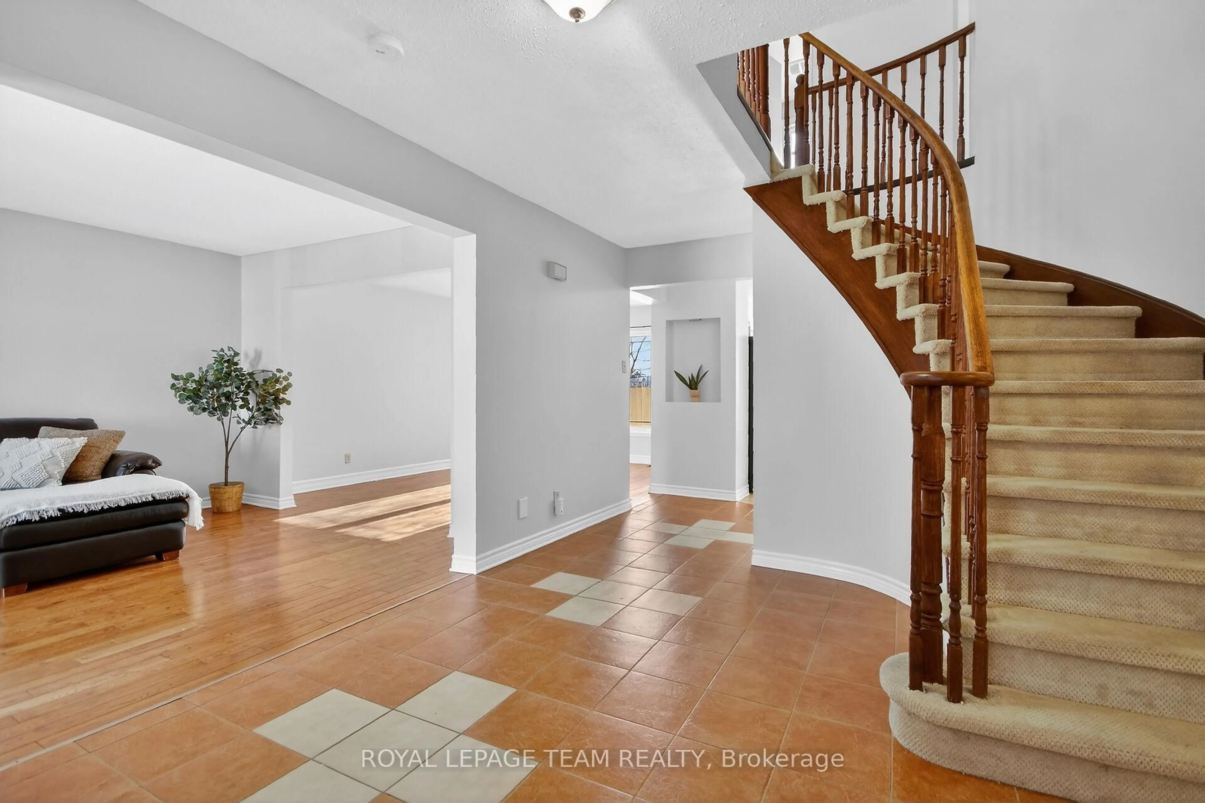 Indoor entryway for 1604 Proulx Dr, Ottawa Ontario K4A 1T5