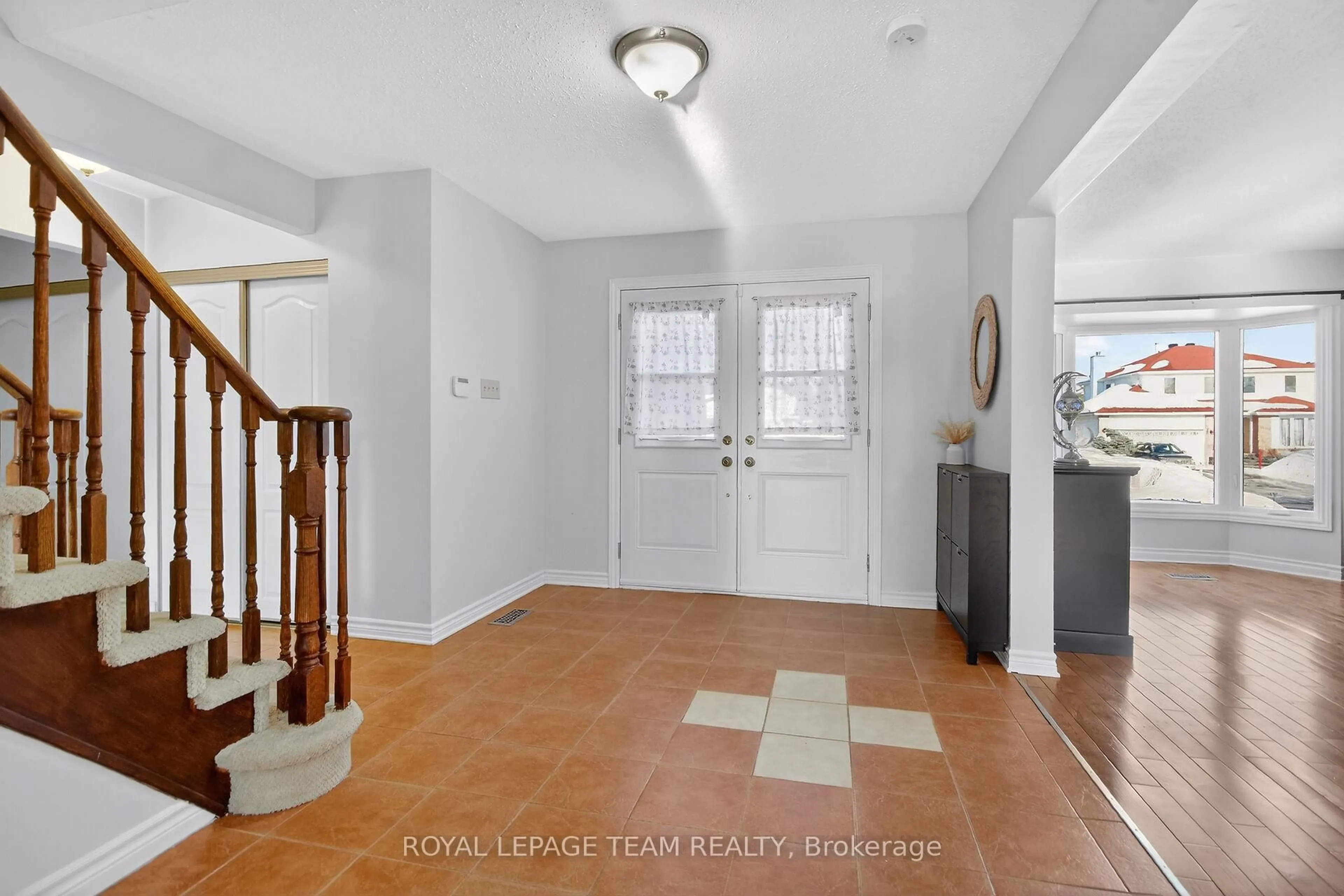 Indoor entryway for 1604 Proulx Dr, Ottawa Ontario K4A 1T5