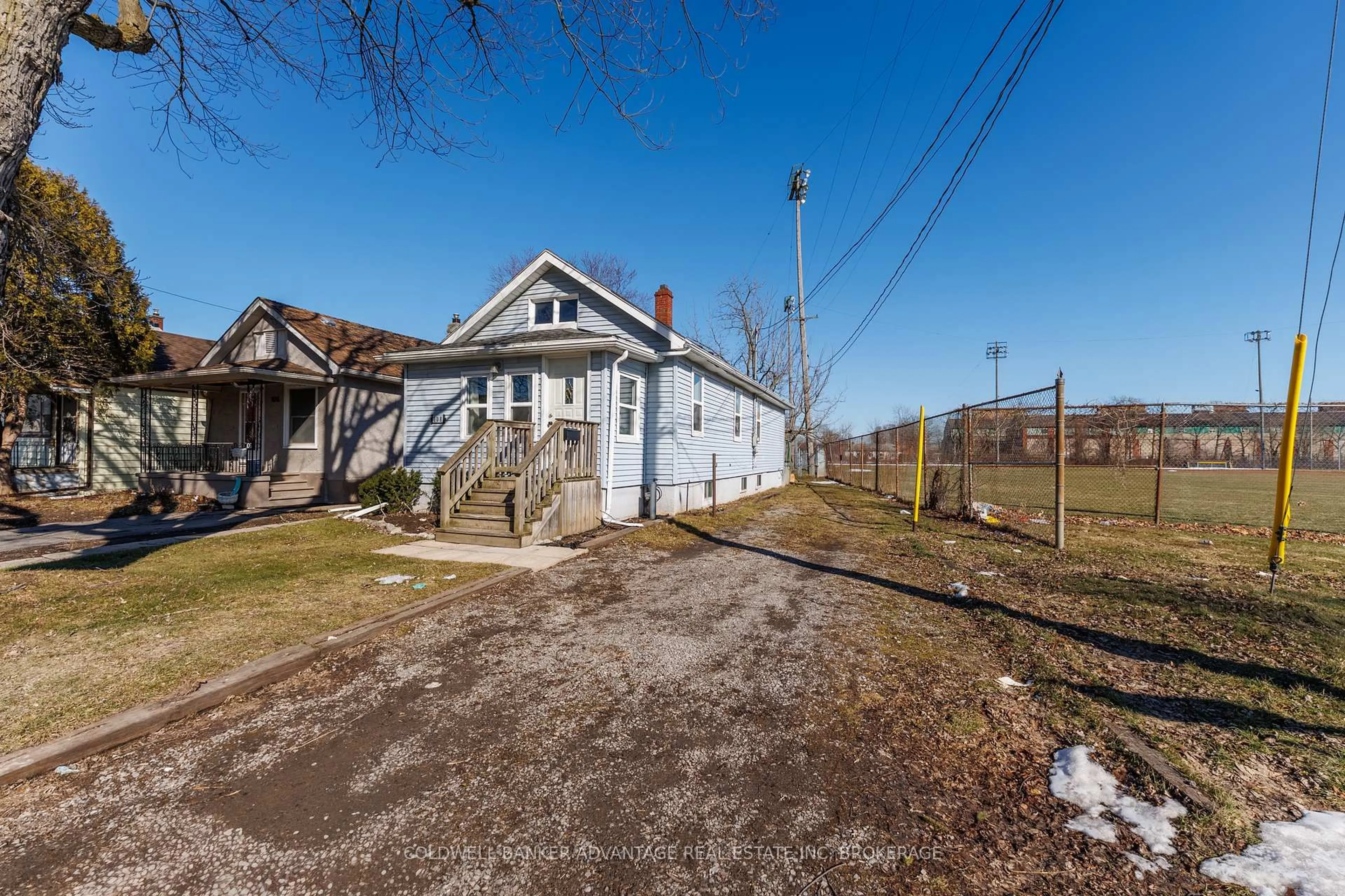 A pic from outside/outdoor area/front of a property/back of a property/a pic from drone, street for 108 Burgar St, Welland Ontario L3B 2S8