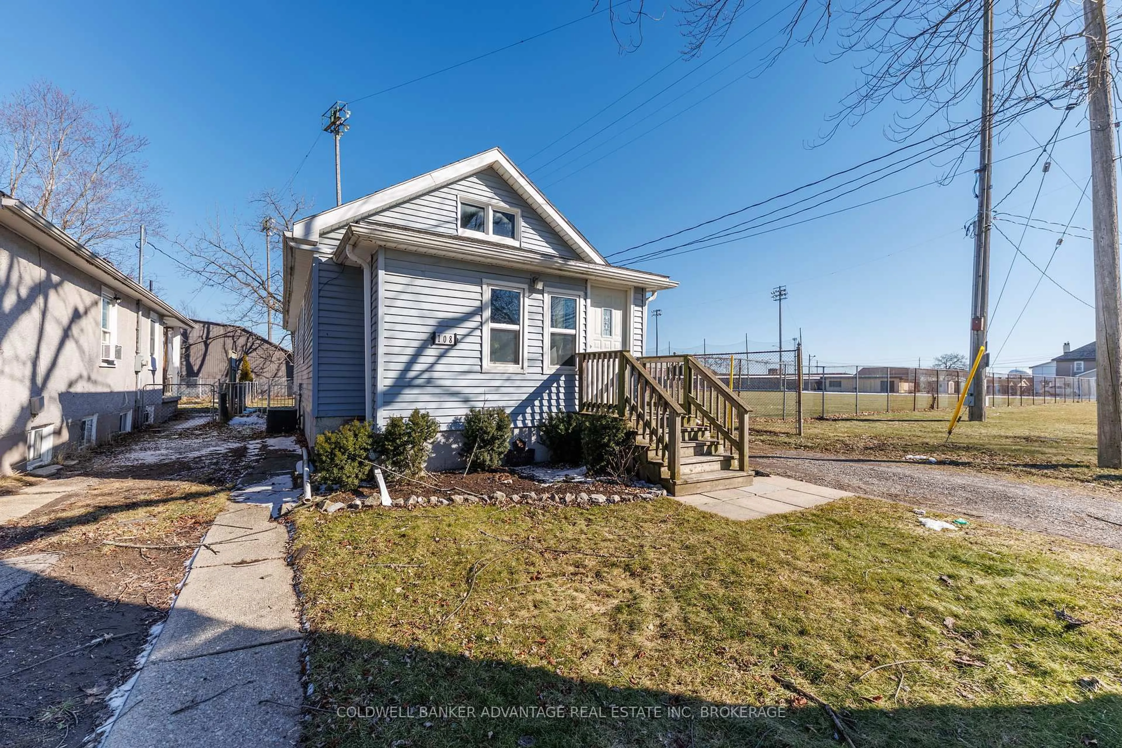 A pic from outside/outdoor area/front of a property/back of a property/a pic from drone, street for 108 Burgar St, Welland Ontario L3B 2S8