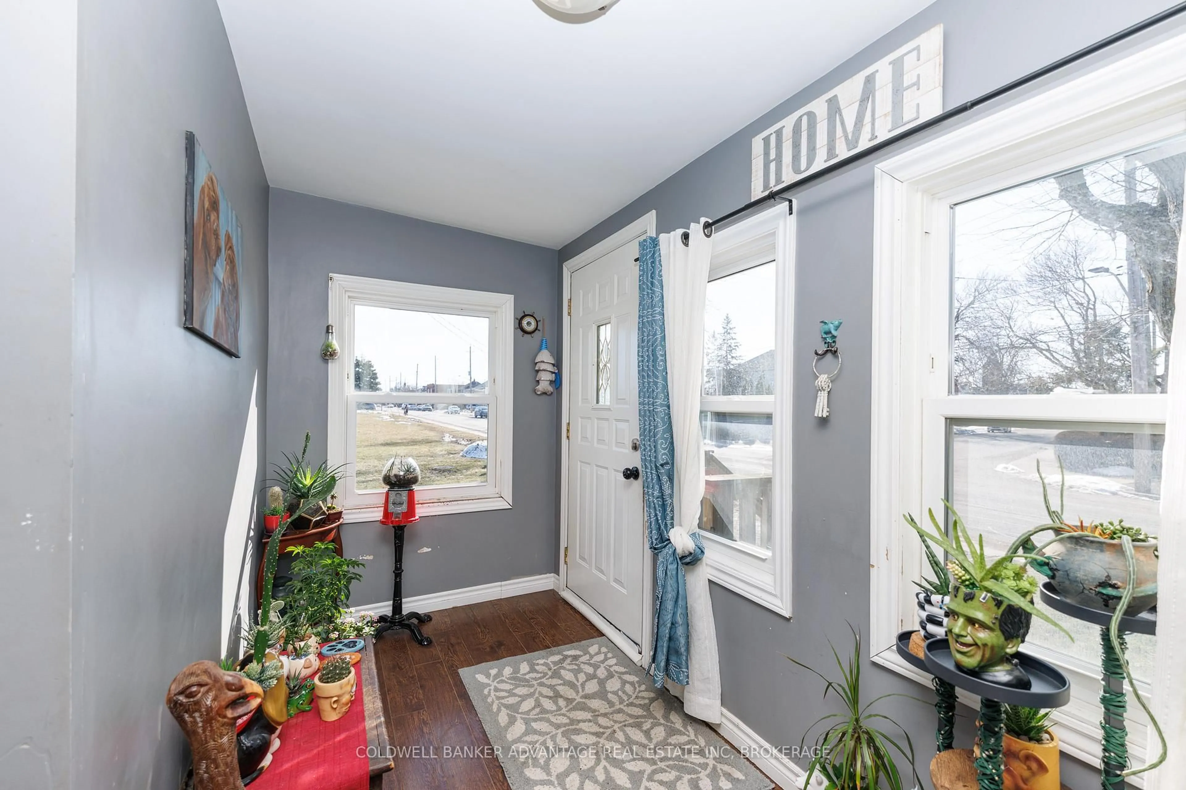 Indoor entryway for 108 Burgar St, Welland Ontario L3B 2S8