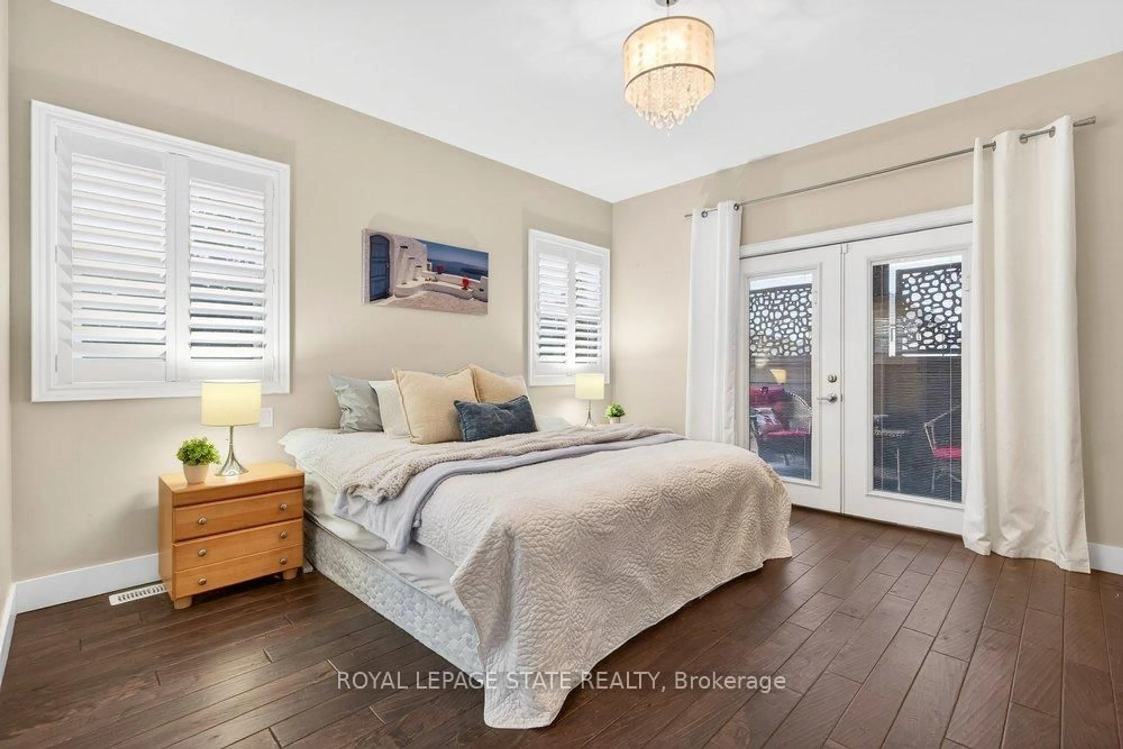 Bedroom with bed, wood/laminate floor for 117 Monarch St, Welland Ontario L3C 0E6