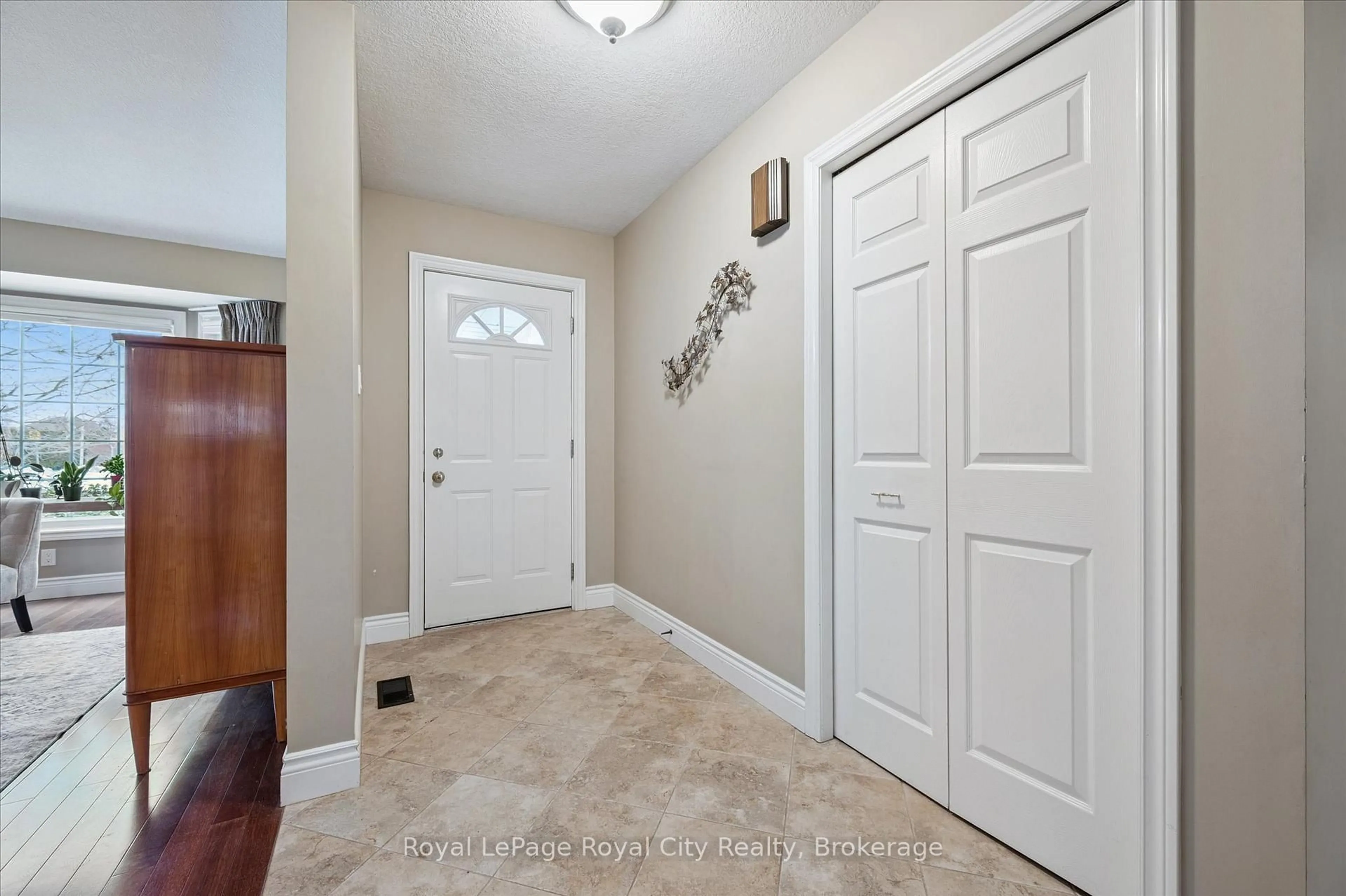 Indoor entryway for 1 Quail Creek Dr, Guelph Ontario N1C 1A9