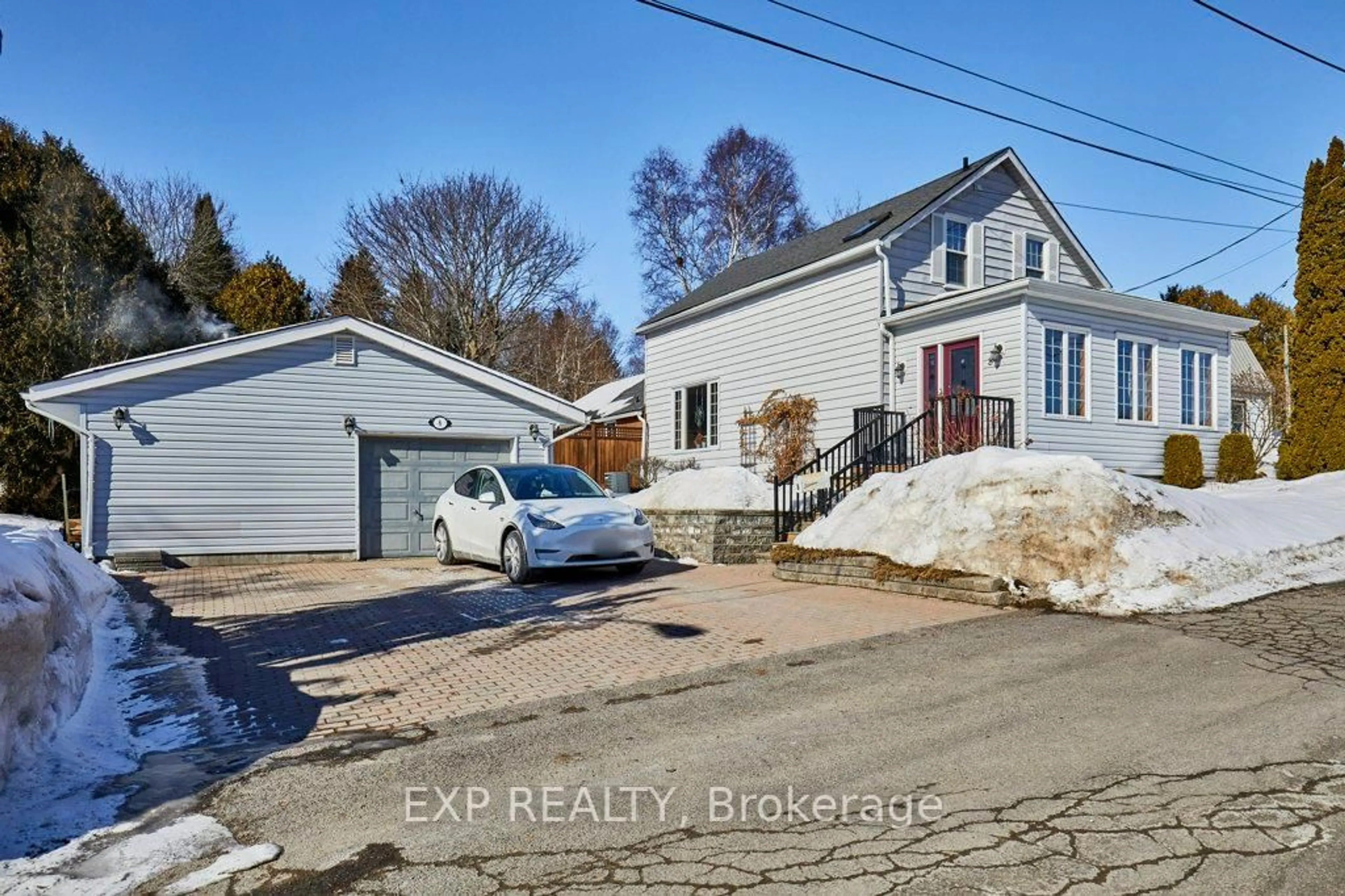 A pic from outside/outdoor area/front of a property/back of a property/a pic from drone, street for 8 Chestnut Hill, Port Hope Ontario L1A 2B2