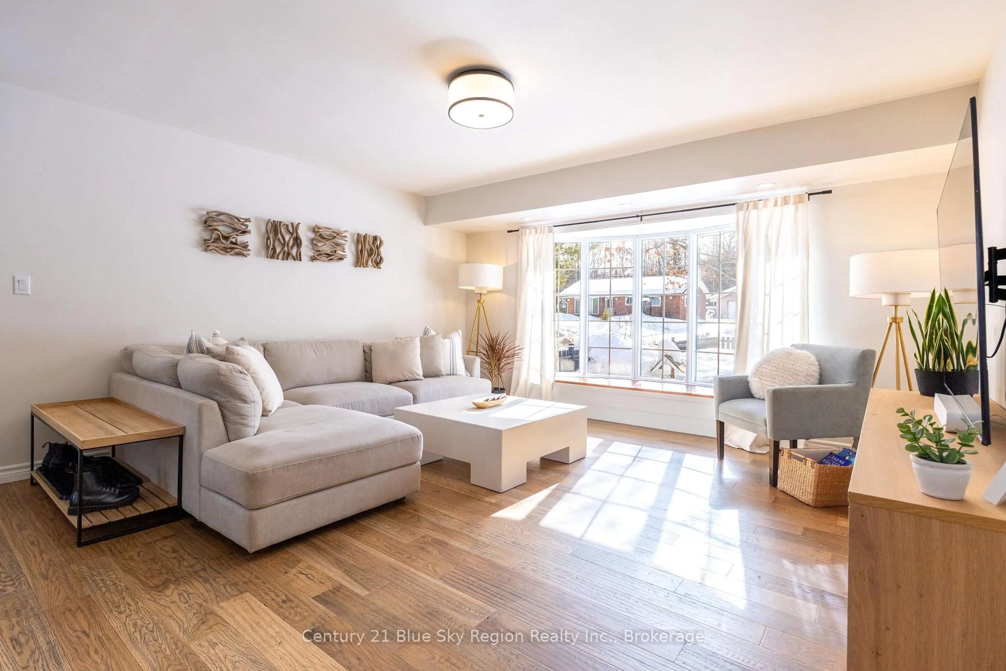 Living room with furniture, unknown for 20 Catherine Dr, East Ferris Ontario P0H 1B0