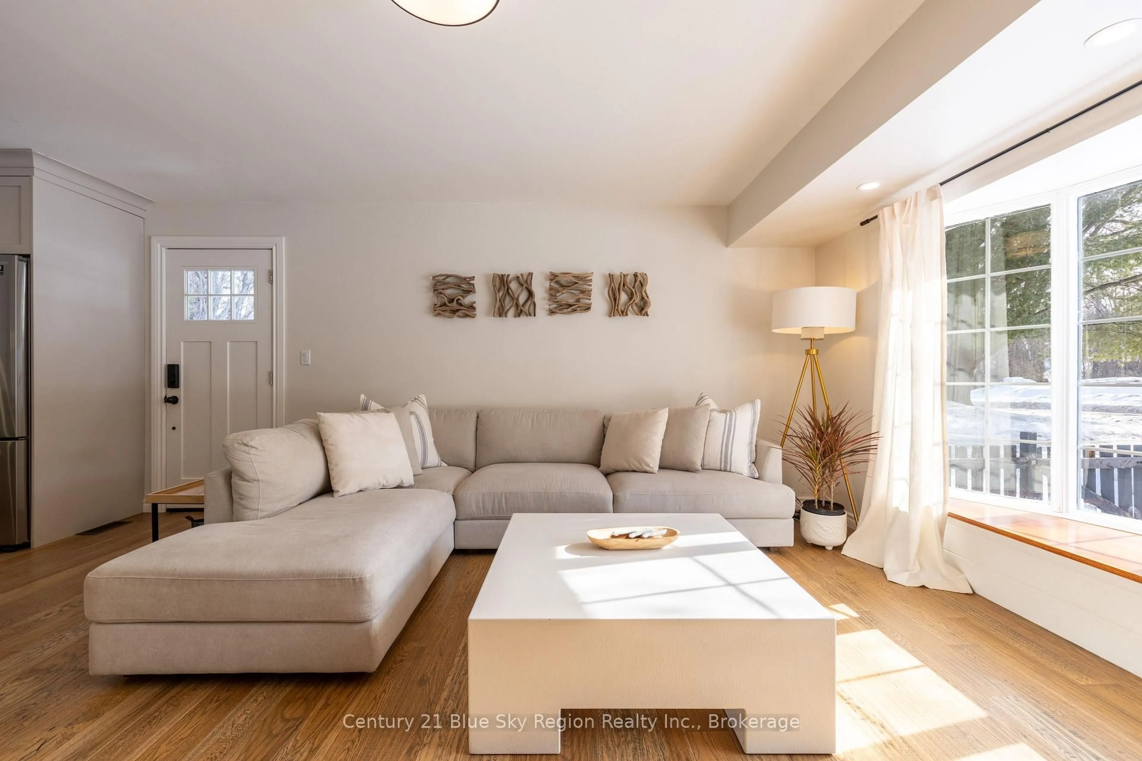 Living room with furniture, unknown for 20 Catherine Dr, East Ferris Ontario P0H 1B0