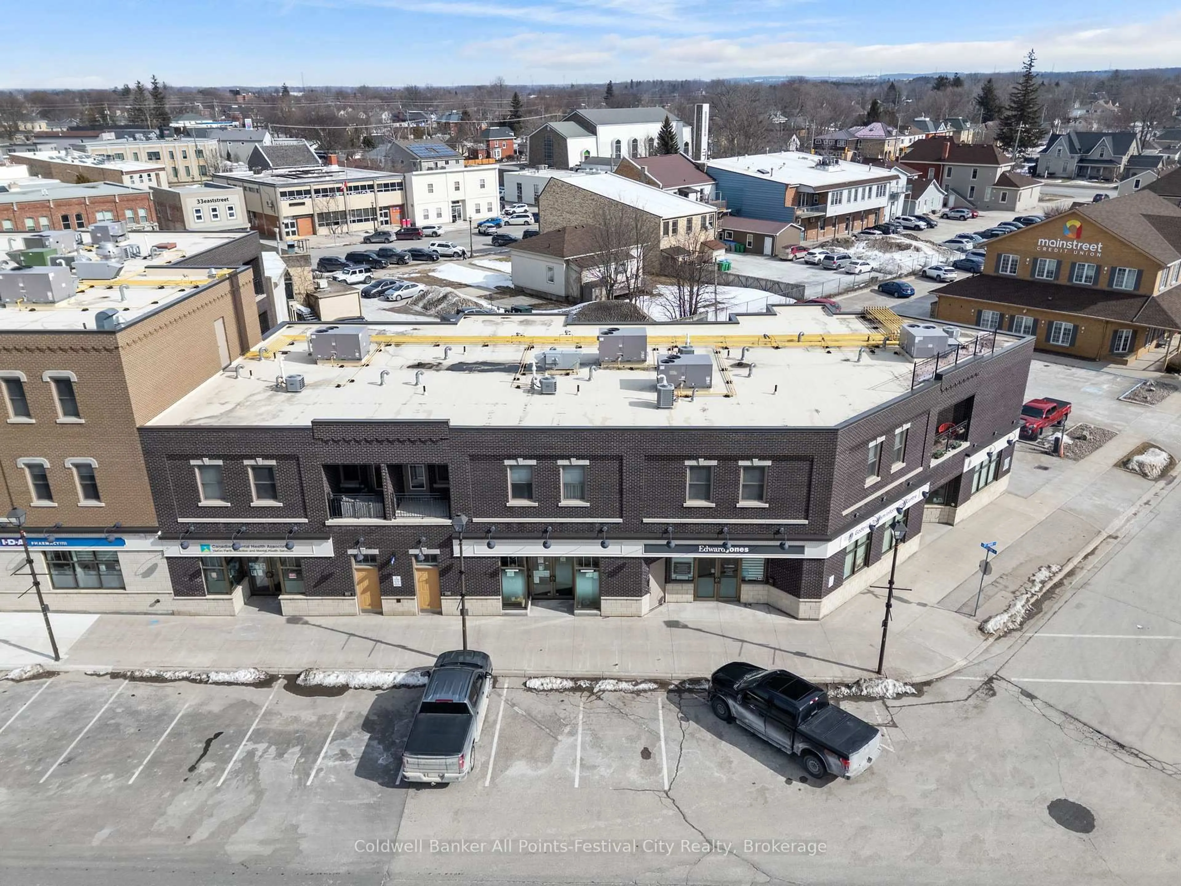 A pic from outside/outdoor area/front of a property/back of a property/a pic from drone, building for 35 St David St #206, Goderich Ontario N7A 1L4